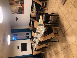 Restaurant ouvrier 44 places
Bar 14 places assises
Licence 4
4 chambres 
    2 de 3 couchages
    2 de 2
1 pour service de nuit et une pièce de stockage
 matériel de moins de 8 ans
travail en couple , pas de personnel
ouvert du lundi au vendredi uniquement le midi
Week end sur réservation 20 couverts minimum