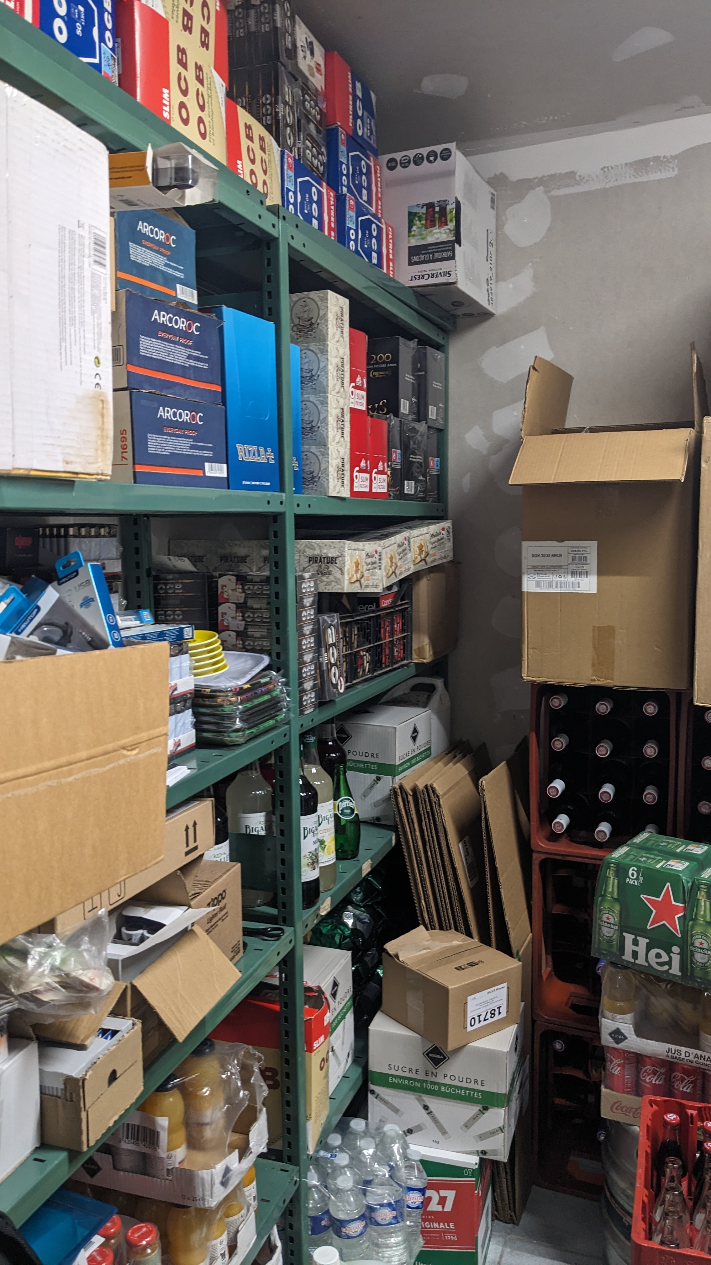 BAR-TABAC À VENDRE À MONTBRISON (42)

EMPLACEMENT ANIMÉ • LOYER 500 € • TERRASSE • FORT POTENTIEL


Belle opportunité pour reprendre un commerce idéalement situé dans une rue animée de Montbrison, ville dynamique et agréable à vivre, connue pour son centre-ville commerçant, ses nombreux services, commerces et activités.

Le commerce est entièrement équipé pour l’activité et bénéficie d’un loyer particulièrement attractif de seulement 500 € / mois.

🔑 LES POINTS FORTS

✅ Emplacement dans une rue animée
✅ Bar – Tabac
✅ Commerce entièrement équipé
✅ Loyer : 500 €/mois
✅ Terrasse : seulement 200 €/an
✅ Réserve de 12 m² de plain-pied
✅ Accessibilité PMR
✅ Activité immédiatement exploitable
✅ Amplitude horaire actuellement à développer
✅ Possibilité de créer une activité SNACK / petite restauration

🚀 UN COMMERCE AVEC UN VRAI POTENTIEL

L’affaire offre une belle marge de progression pour un repreneur motivé.

L’amplitude horaire peut être développée afin de capter davantage de clientèle, notamment aux heures où le commerce est actuellement moins exploité.

La création d’une activité snack / petite restauration représente également une possibilité intéressante : sandwichs, paninis, formules du midi, petite restauration à emporter ou à consommer sur place, sous réserve des autorisations nécessaires.

La terrasse, avec un coût annuel de seulement 200 €, constitue également un véritable atout pour développer l’activité bar et profiter des beaux jours.

❤️ MONTBRISON, UNE VILLE OÙ IL FAIT BON VIVRE

Avec plus de 16 000 habitants, Montbrison est une ville à taille humaine particulièrement attractive.

Son centre-ville bénéficie d’un commerce de proximité dynamique, de nombreux restaurants, services, associations, équipements et activités, dans un environnement offrant une belle qualité de vie.

Un cadre idéal pour reprendre un commerce et développer son propre projet professionnel.

💰 UN LOYER QUI LAISSE DE LA PLACE AU DÉVELOPPEMENT

Loyer commercial : 500 € / mois
Terrasse : 200 € / an

Un niveau de charges locatives particulièrement intéressant pour ce type d’activité.

📞 À DÉCOUVRIR

Une affaire qui peut convenir aussi bien à un professionnel souhaitant poursuivre l’activité qu’à un repreneur souhaitant développer le concept et créer une nouvelle dynamique commerciale.

Bar – Tabac – Terrasse – Snack possible – Faible loyer – Réserve – PMR – Potentiel de développement

👉 À visiter pour découvrir tout le potentiel de cette affaire.

Prix du fonds de commerce : nous consulter.