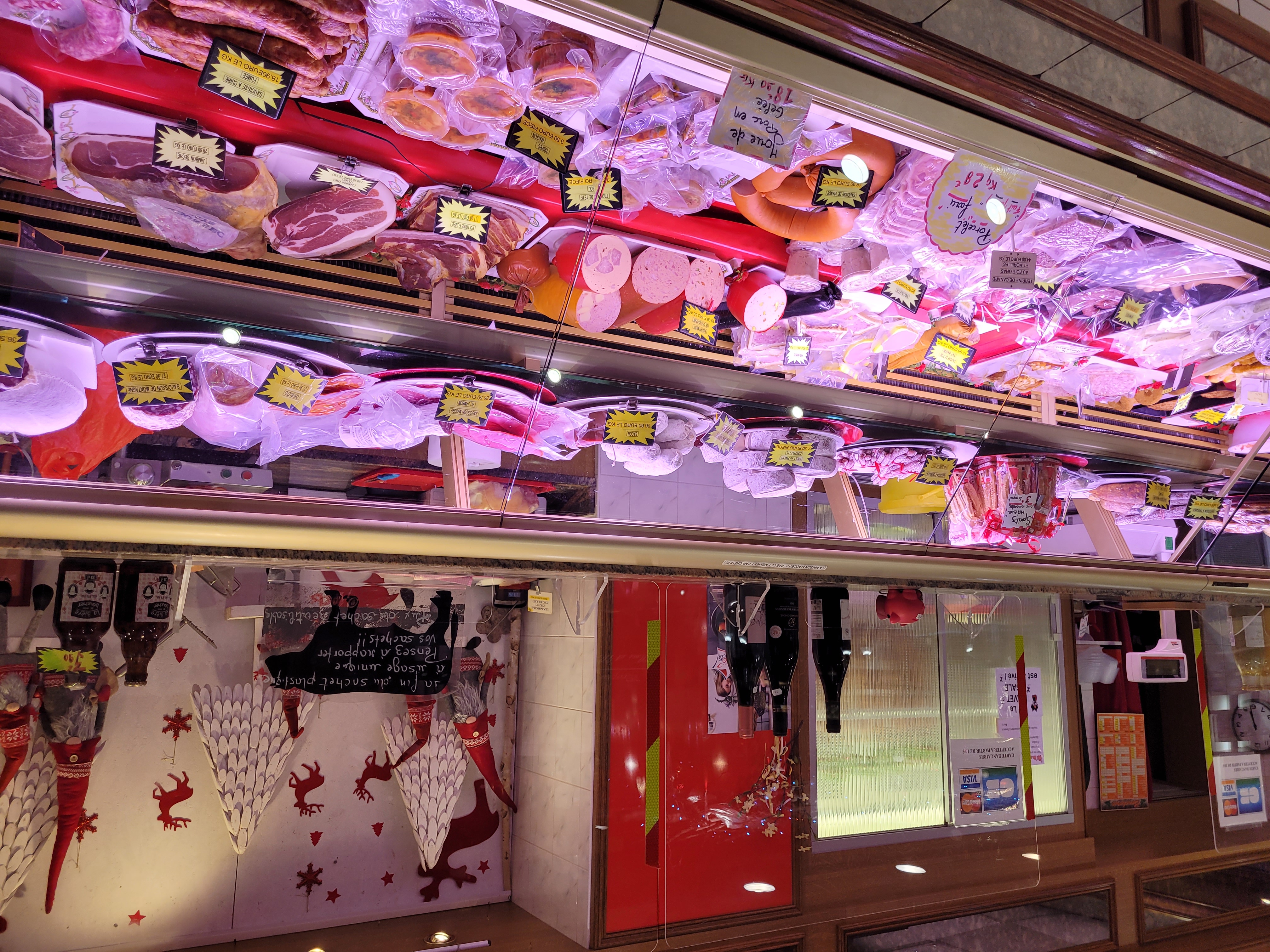 Cause retraite cède fond de commerce de boucherie charcuterie traiteur (existant depuis pres de  100ans) localisé au sein d'un quartier commerçant de Metz bénéficie d'une bonne visibilité, facilité de stationnement -Superficie de 200m² avec un laboratoire totalement équipé,un point de vente de 25 m²Materiel entretenu tous les ans:3 chambres froides,1 rôtisserie neuve, 1 piano, sauteuse, chaudière,poussoir, hachoir,cutter, cellule de refroidissement,four, machine sous vide, balance laminoir etc