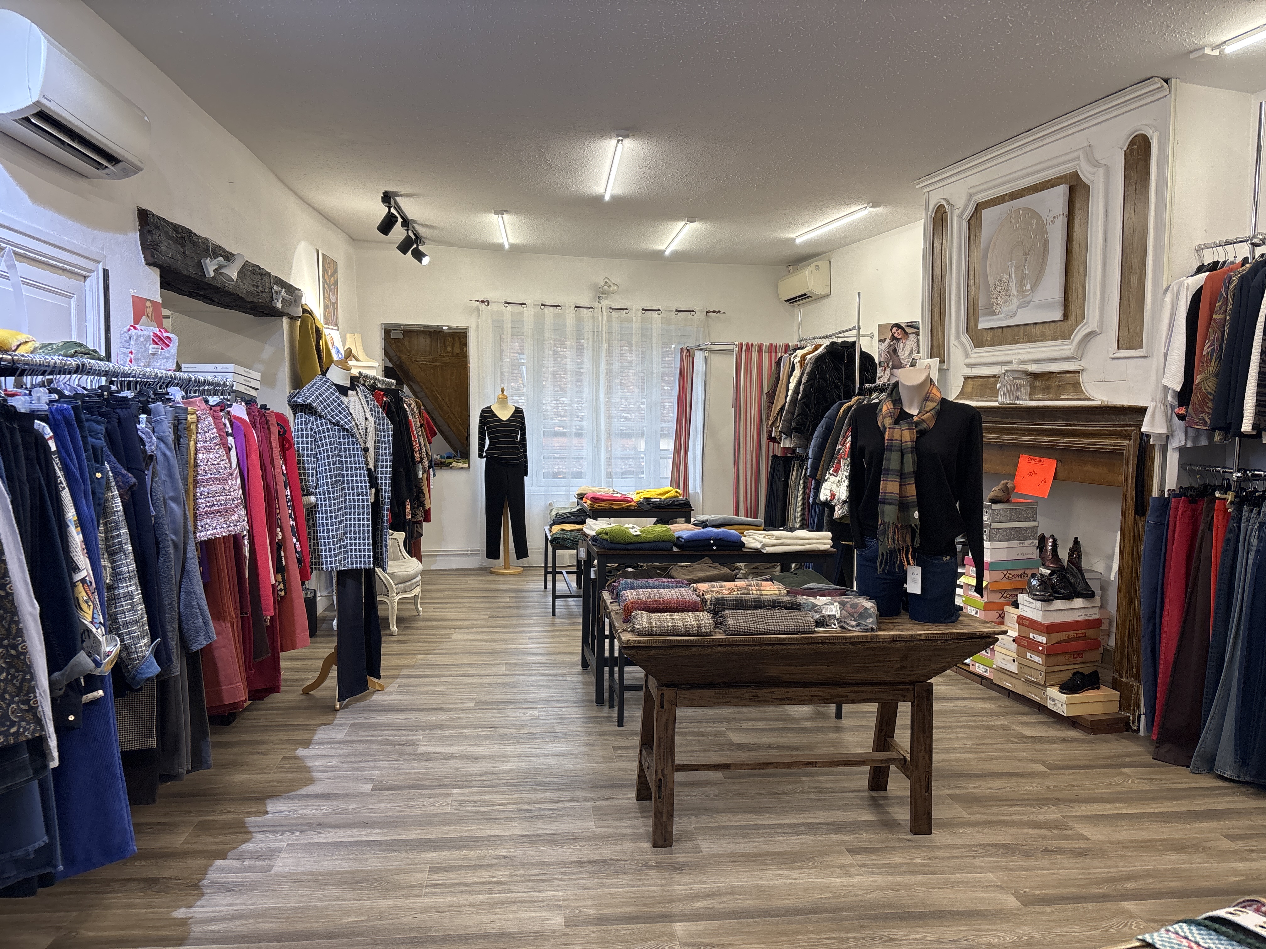 Au sein d’un joli village de 1500 habitants, parmi quelques commerces de proximité comme la boulangerie, boucherie, épicerie, pharmacie, bar, salon de thé etc… se trouve une jolie boutique de vêtements hommes et femmes de 70m2 avec une réserve de 30m2 ,avec pierres apparentes à l’entrée, peintures refaites , sol refait également en lino imitation parquet. Cette boutique est très appréciée car tout le monde y trouve son bonheur. De la taille 34 à la taille 60 et convient aux personnes de 30 à 100 ans..
Le local appartient à la mairie et bénéficie d’un loyer modéré.