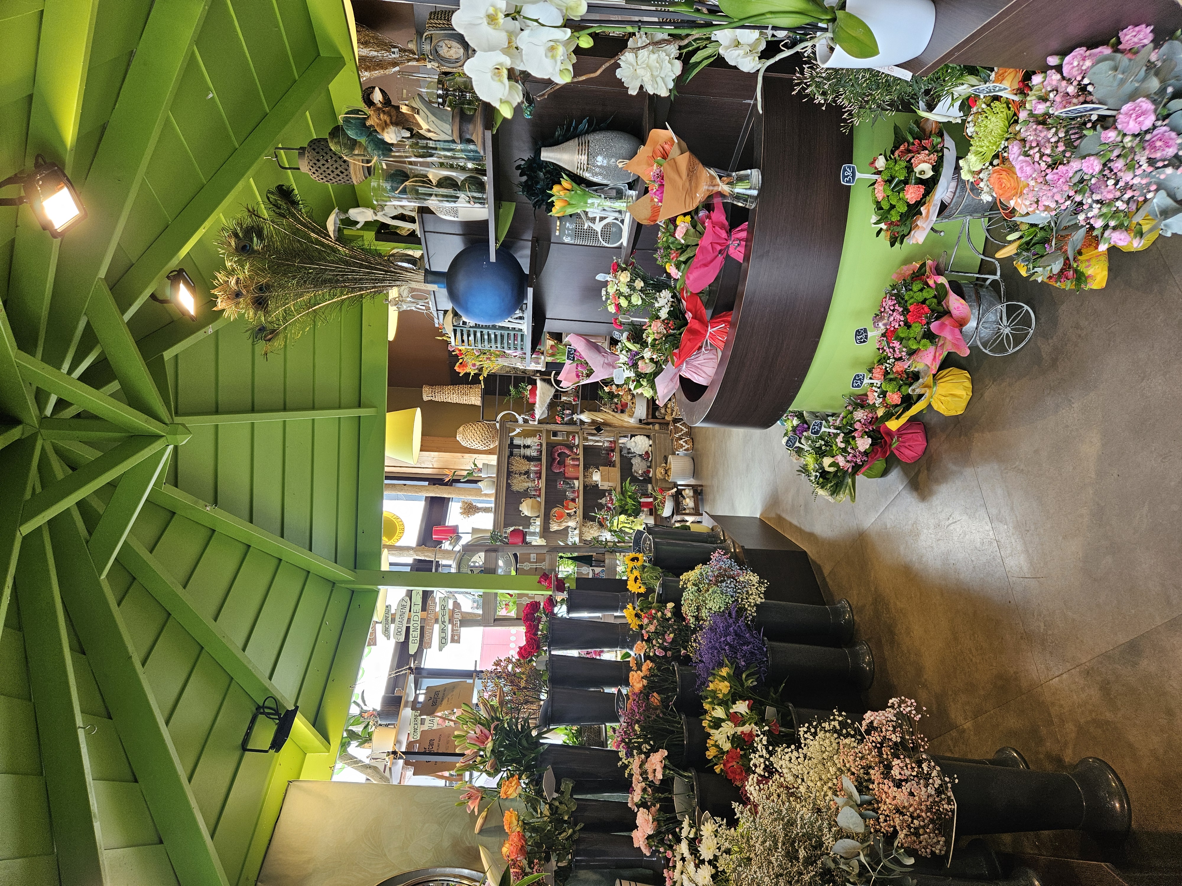 Carhaix-Plouguer 29270
Opportunité d'acquérir un fond de commerce de fleurs. Très bon emplacement avec une visibilité parfaite, située dans une zone passant et dynamique, cette boutique bénéficie d'une clientèle fidèle et d'une excellente réputation.

Caractéristiques du commerce, les surfaces :
- Espace de vente : 78,50 m²Carhaix-Plouguer 29270

Opportunité d'acquérir un fond de commerce de fleurs. Très bon emplacement avec une visibilité parfaite, située dans une zone passant et dynamique, cette boutique bénéficie d'une clientèle fidèle et d'une excellente réputation.

Caractéristiques du commerce, les surfaces :
- Espace de vente : 78,50 m²
- Atelier de confection : 24,00 m²
- Réserve: 52,50 m²
- Vestiaire: 3,75 m²
- Bureau : 9,60 m²
- wc : 3,35 m²

Matériel professionnel complet (chambre climatique, présentoirs haut et bas, outils de travail, …)

Stock de fleurs et plantes sont possibles quand l’inventaire est effectué lors de la vente.

Possibilité d'accompagnement ou de formation pour maintenir les relations commerciales

Atouts :

- Emplacement de choix avec fort passage et ayant un grand parking accessible et gratuit.

- Clientèle régulière et fidèle

- Rentabilité prouvée

- Potentiel de développement

- Agencement moderne et fonctionnel
- Atelier de confection : 24,00 m²
- Réserve: 52,50 m²
- Vestiaire: 3,75 m²
- Bureau : 9,60 m²
- wc : 3,35 m²

Matériel professionnel d'accompagnement (chambre climatique, présentoirs haut et bas, outils de travail, …)

Stock de fleurs et plantes sont possibles quand l’inventaire est effectué lors de d'accompagnement vente.

Possibilité d'accompagnement ou de formation pour maintenir les relations commerciales

Atouts :

- Emplacement de choix avec fort passage et ayant un grand parking accessible et gratuit.

- Clientèle régulière et fidèle

- Rentabilité prouvée

- Potentiel de développement

- Agencement moderne et fonctionnel

Renseignements en MP ou par tel 0689723050