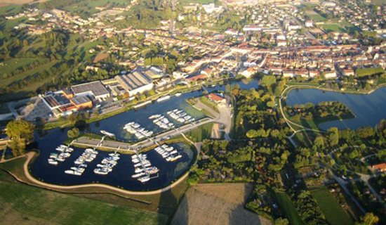 vends restaurant 320 m2 avec licence 4
restaurant 160m2 comprenant deux salles, cuisine , bar ,cave .terrasse ,parking privé ,jardin ,piscine privative
Capacité 50 couverts+12 en terrasse
Appartement 160m2 
CA 180 000 Euros
Prix après premier contact et clause de confidentialité