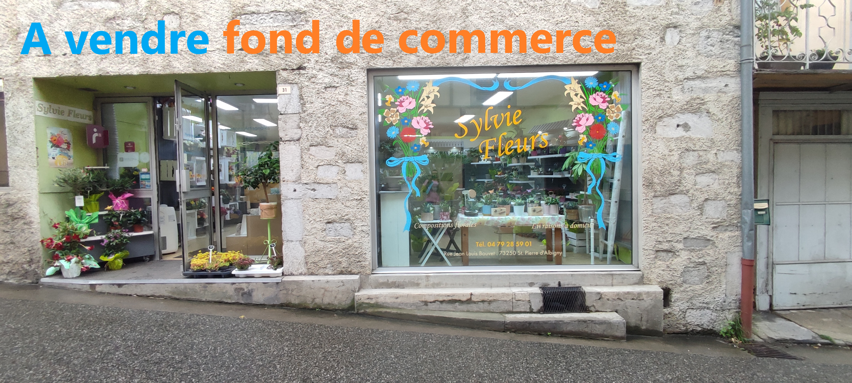 A VENDRE FOND DE COMMERCE, CAUSE RETRAITE !! Gros coup de cœur pour cette enseigne historiquement connue en plein centre de Saint pierre d'Albigny. 
Vente fond de commerce fleuriste avec activité annexe de relais colis (location des murs en plus).
Le bâtiment est composé d'une boutique d'une superficie de 64m² environ qui mettra parfaitement en valeur vos compositions florales, un coin pour le relais colis de 10m² environ, une arrière boutique "atelier" de 42m² environ, et une réserve à l'étage de 45m² environ. Magasin équipé d'une vitrine double vitrage, chauffage fuel récent (conso environ 300L/an). Compris également dans le prix: la chambre froide, le matériel nécessaire à la profession, et un véhicule. Clientèle fidèle et possibilité de développer encore l'activité. Accompagnement possible pour les futurs acquéreurs. Loyer 942€/mois.