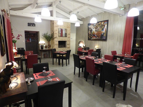A vendre restaurant atypique en Périgord Dordogne
Vend fonds de commerce restaurant atypique avec bar licence IV.
Ce très joli restaurant, à 12 Kms de Bergerac, est situé dans un village de charme du Périgord Pourpre. Niché dans un cadre champêtre, il bénéficie d'un site et d'un environnement rare, apprécié toute l'année par nos clients.
Bel outil de travail, aux normes, fonctionnel immédiatement, aucun matériel à acheter, aucun travaux à prévoir. Tout est en parfait état de marche.
Ce restaurant travaille en plus des habitués à l'année, avec la clientèle de passage ainsi que la clientèle des gîtes et des chambres d'hôtes de la région.
30 couverts salle principale - 30 couverts en terrasse couverte (très appréciée des clients)
Possibilité d'installer d'autres couverts dans le bar ou de créer une vente de produits du terroir.
Idéal pour un couple dynamique souhaitant une meilleure qualité de vie, agréable logement attenant composé de trois chambres pratique pour les enfants.
Fonds vendu, à regret, cause retraite bien méritée.
Possibilité crédit vendeur selon le montant de l'apport et la solvabilité
Les informations sur les risques auxquels ce bien est exposé sont disponibles sur le site Géorisques : www.georisques.gouv.fr.
Conditions
Personnes sérieuses et volontaires, respectueuses du client