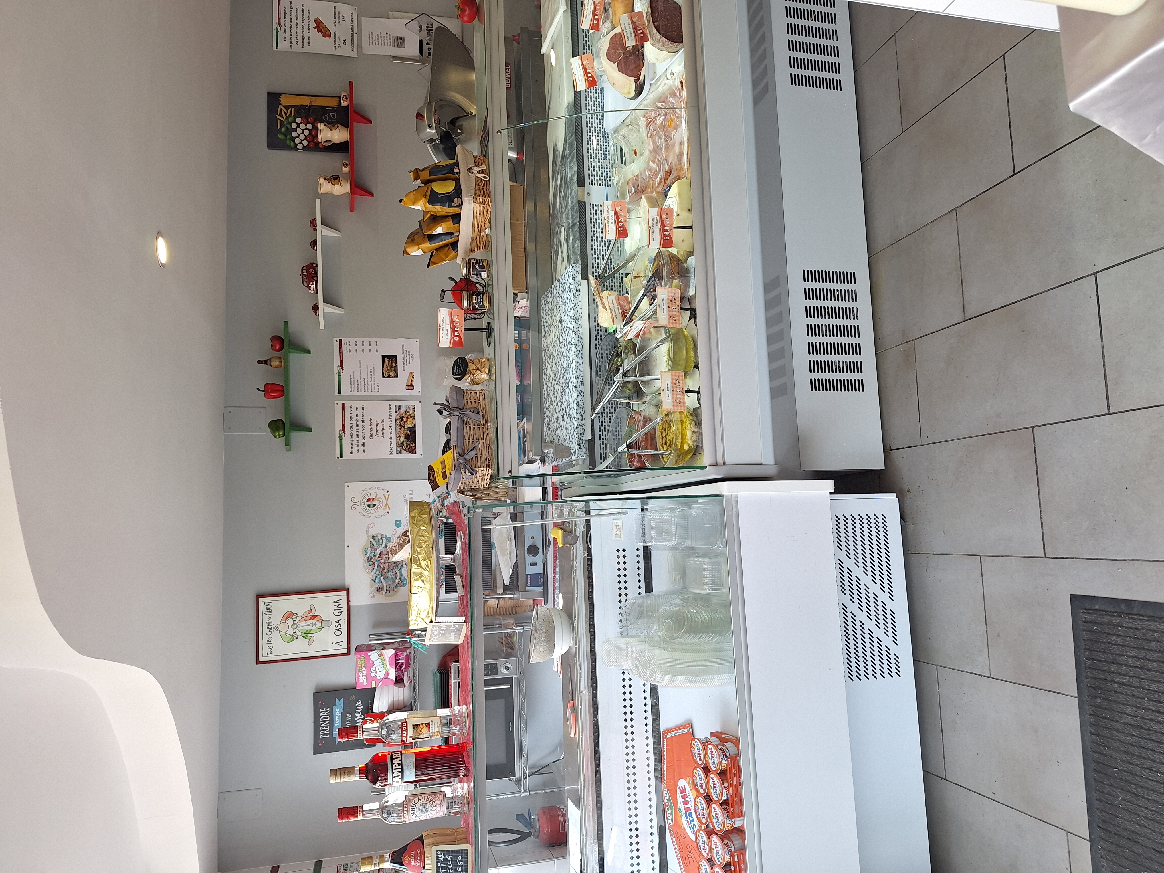 Fond de commerce épicerie Italienne avec restauration 16 places, clientèle fidèle depuis 10 ans maintenant , en centre ville parking gratuit.