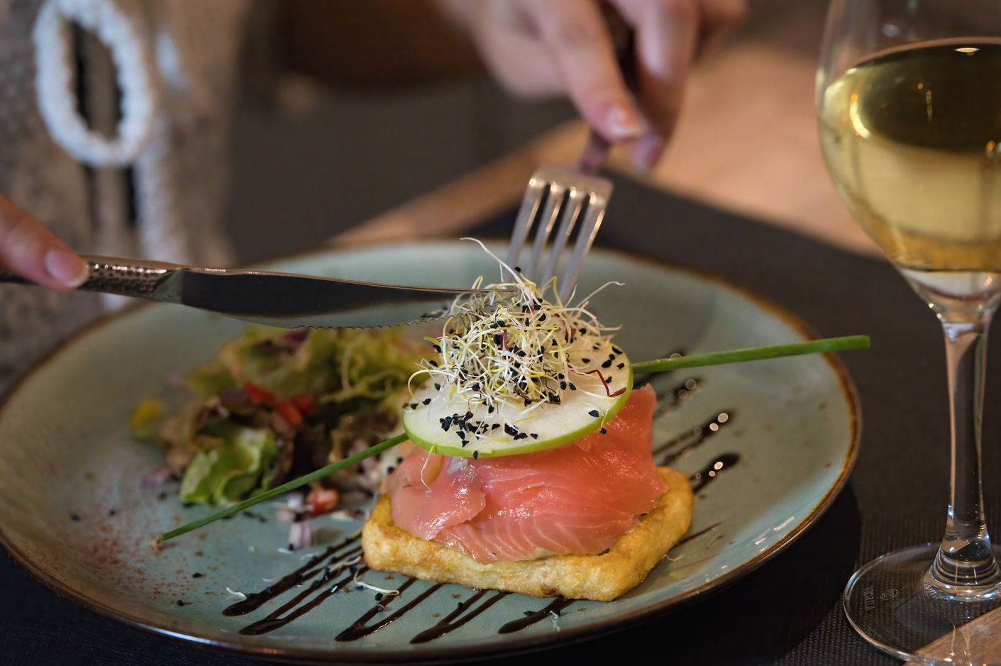 Restaurant rénové récemment situé dans un ancien presbytère, le Saint Pierre se trouve en pleine rue commerçante de Cozes, devant le petit jardin communal.
Créé par Lisette en 2022, le restaurant à bénéficié d'une clientèle déjà connue et reconnue de par son autre établissement situé sur la commune de Meschers-sur-gironde à quelques kilomètres.
Le restaurant propose un menu du jour à l'ardoise à 19€ entrée plat dessert et une carte avec des plats copieux, pour un rapport qualité prix reconnu par les clients.

Cozes est un charmant village de Charente-maritime où les habitants ne veulent pas voir cet unique restaurant traditionnel fermer. Lisette cherche aujourd'hui à prendre sa retraite et se focaliser sur ses autres activités, laissant un restaurant convivial et réputé dans le secteur.