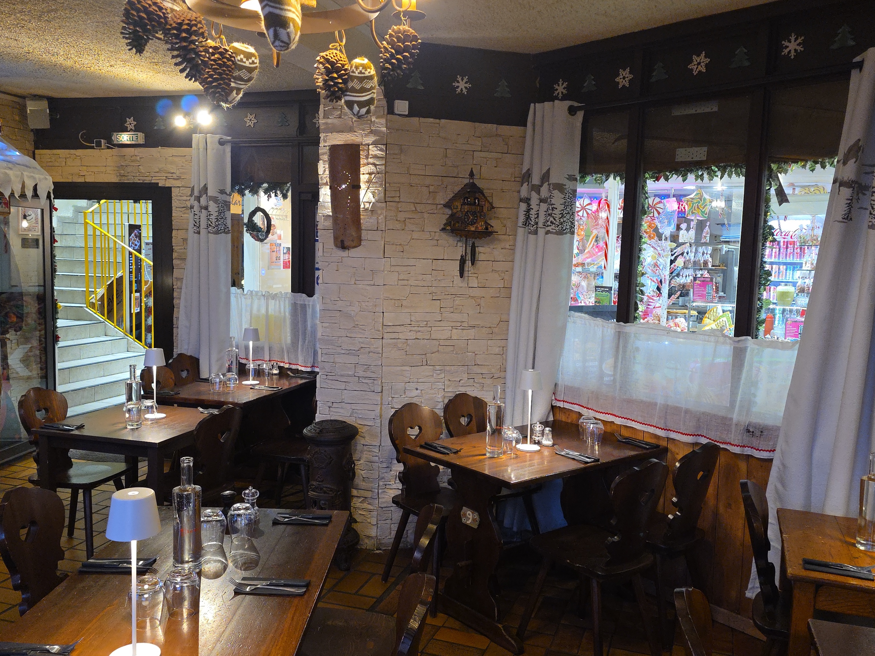 Restaurant pizzeria en station de ski dans les Pyrénées atlantique (la pierre st martin)
Capacité de 36 places
Ouvert de decembre a avril
Licence IV 
Pret a travailler avec tout le materiel qui est en bon etat

Bonne activité nous sommes en place depuis plus de 16 ans
Clientèle fidèle avec beaucoup d espagnol car la station est frontalière 

Spécialités de montagne, pizza, grillade, brochettes suspendues ...

Possibilité d acheter les murs et un appartement au dessus.