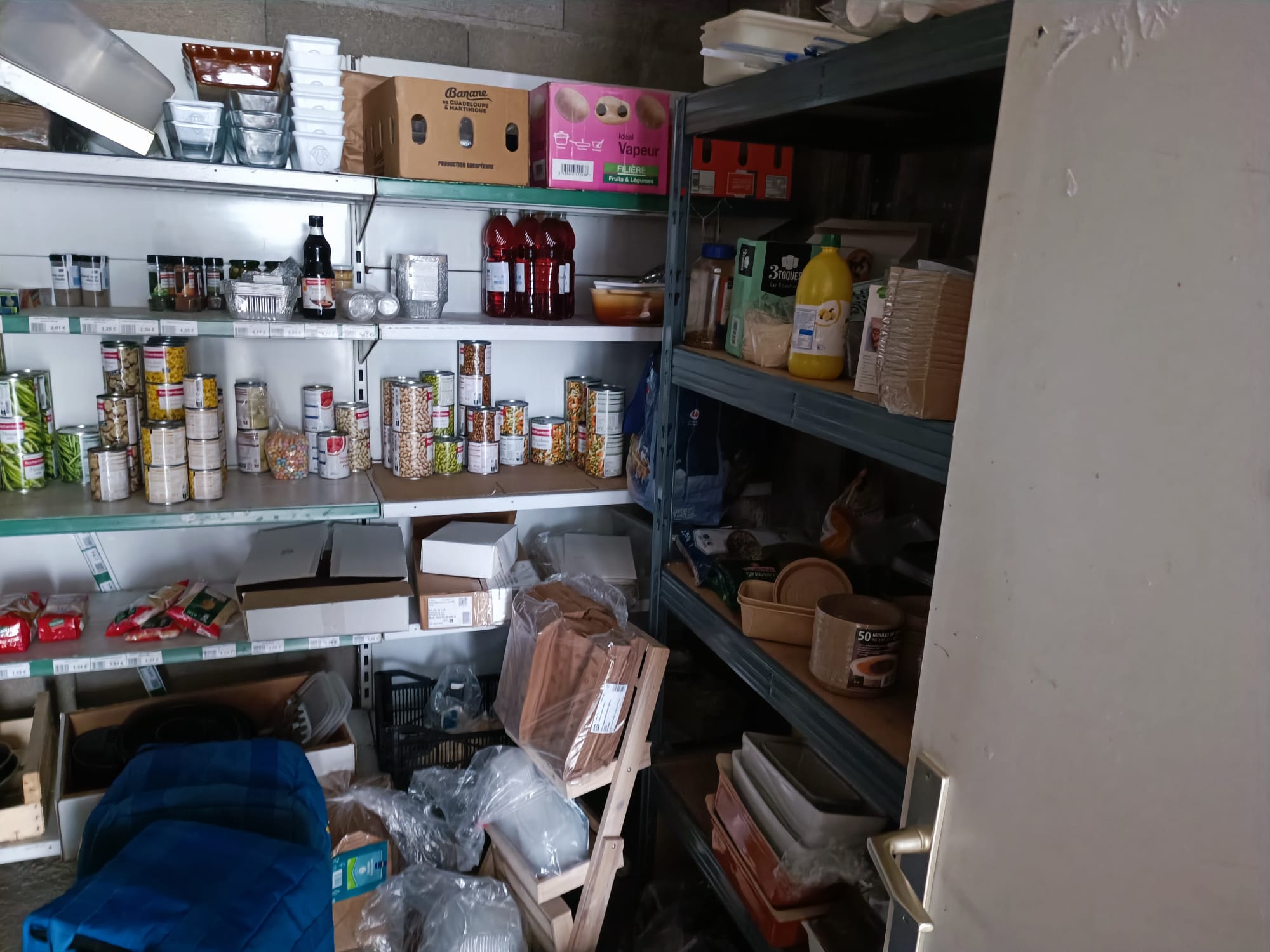 VEND FONDS DE COMMERCE EPICERIE-MULTISERVICE-TRAITEUR

Dans une commune de 600 habitants, située dans le Cher et nichée au Cœur de la forêt solognote, avec des activités autour de la Chasse pêche, doté d’un gîte d’accueil collectif (40 pers) et 2 gîtes privés avec hébergement insolite, Vouzeron est une commune dynamique tourné vers la nature et pleine de projets.
Situé à 12km de la ville Centre, de la Communauté de communes Vierzon Sologne Berry et sur le trajet Vignoux sur Barangeon, Neuvy sur Barangeon en direction de Auxerre, traversée par la départemental D30, la D79 et la D104, la commune capte un flux transitoire continue.
La commune de Vouzeron compte une école maternelle, une bibliothèque, en centre de loisirs, (qui accueille aujourd’hui 80 enfants des 5 communes environnantes), une agence postale, un restaurant bar et cette ÉPICERIE MULTISERVICES.
Un tissu associatif dynamique dont le comité des fêtes organise régulièrement des évènements.
La commune dispose par ailleurs de plusieurs entreprises, notamment une menuiserie/scierie, un fabricant de matériel de levage et de manutention, un fabricant de roulottes hébergement atypiques, une pension pour chats et chiens, un centre de rééducation professionnel et social avec des formations de niveau IV et V accueillant environ 100 pers, 2 maraichers dont 1 certifié Bio…
Perspectives de développement de la commune : En cœur de village, un habitat collectif de 10 appartements est en cours de commercialisation, la rénovation de la salle des fêtes et un futur lotissement pouvant accueillir une 10 aine de nouvelles familles. 
Aujourd’hui, Vouzeron est à la recherche d’un repreneur pour son épicerie multi-service qui est le cœur du village.  

A VENDRE FONDS (cause maladie)  – ÉPICERIE MULTI-SERVICES – TRAITEUR dans le centre de Vouzeron 
Le local est composé d’une partie boutique d’environ 50 m2, avec vitrine réfrigérée, d’une arrière-boutique d’environ 35m2 équipé de 2 chambres froides, d’un four à pain, d’un socle inox, lave-mains ;
Activité, épicerie, dépôt de pain, traiteur, journaux, gaz et relais colis
CA 2025 140 000€ - résultat net positif la partie traiteur permet les weekends de générer un CA important.
Actuellement exploité en couple
Local communal avec bail commercial (3-6-9)  LOYER 340€ TTC/mois 
Ouverture du mercredi au lundi de 7h30 à 12h30 et de 15h30 à 19h30 dimanche 8h à 13h 
Matériel professionnel, Four à Pain, 2 chambres froides
PRIX DE VENTE FONDS  8 000€ (stock en plus)
Contact : Comptoir du Commerce et de l’Artisanat de Vierzon Sologne Berry 
06 49 58 07 86  h.ferreire@cc-vierzon.fr