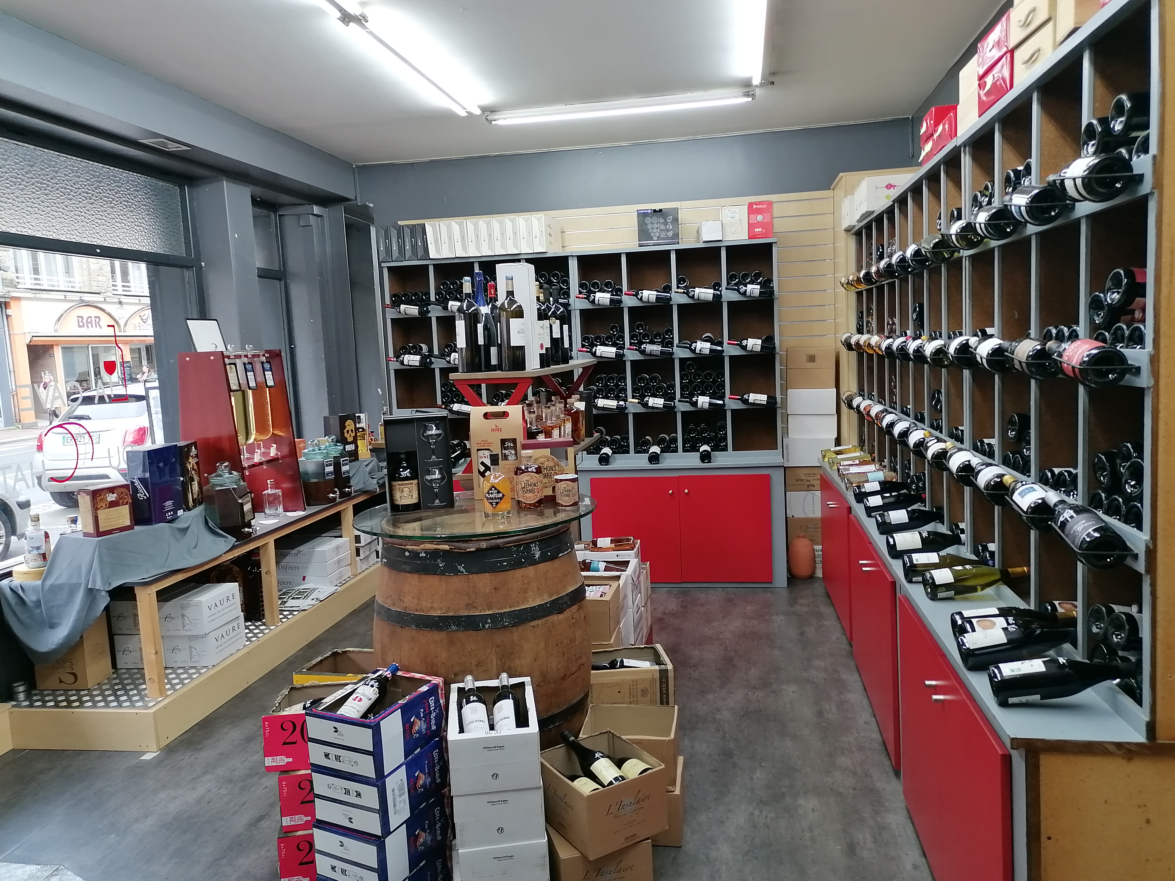 A céder cause retraite, Fonds de commerce Cave à Vins, Alcools et Produits Régionaux.
Situé à 30 mn du Mont St Michel et à 1 H de Rennes, St Malo et Granville dans une petite ville très commerçante de 6000 habitants. Ce commerce a plus de 30 ans d'existence donc très bien implanté.
La surface de vente est de 45 m2 avec une réserve attenante de 17 m2 ainsi qu'une cave en sous sol de 45 m2.
Bail commercial 3.6.9 avec un loyer mensuel de 460 €.
Je reste à votre disposition pour toute demande complémentaire.
Cordialement