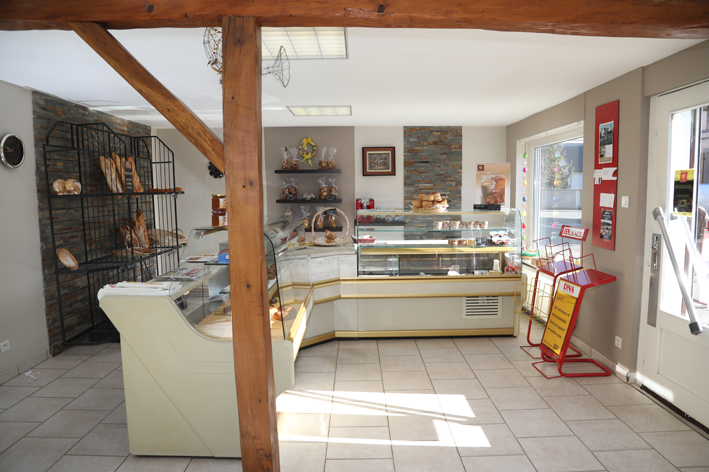 Vends boulangerie pâtisserie centre Marckolsheim, laboratoire spacieux et lumineux, deuxième point de vente à 6 kilomètres. 

Activité : Boulangerie, pâtisserie, sandwicherie, ouverture du lundi au samedi de 4h30 à 12h15, dépôt ouvert du lundi au jeudi de 6h à 9h30 vendredi et samedi de 6H00 à 10h00, fermé le dimanche.   

Effectifs : le dirigeant et son épouse ainsi que 4 salariés

- 1 vendeuse à 35h par semaine
- 1 vendeuse à 22h semaine 
- 1 employée polyvalente 35h par semaine
- 1 boulanger titulaire du CAP

Secteur : Marckolsheim centre-ville 

Locaux et équipements : Boutique de 20m2, laboratoire de 80m2, cave et cour. Deuxième point de vente de 60m2 et réserve, loyer de 1000€ HT pour les deux. 

Four Bongard 8 bouches mixte électrique et gaz de 2002 

3 chambres de pousse, 2 chambres de pousse viennoiseries, armoire de congélation (4 portes dont une en surgélateur), diviseuse, façonneuse, pétrin, trancheuse, saladette, tour pâtissier, façonneuse

Vitrine positive, négative, climatisation dans les locaux de production

Véhicule utilitaire Berlingo 100 000 kilomètres 

Spécificités : deux points de vente, laboratoire spacieux, ouverture que le matin, 6 semaines de congés par an, fort potentiel de développement 

CA : 350k€

Prix  de vente : 155k€

Profil de repreneur recherché : Boulanger