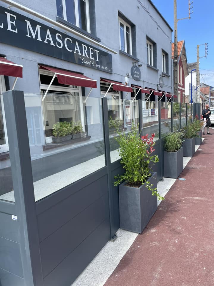A VENDRE fonds de commerce à LE CROTOY en Baie de Somme.
Restaurant "Le Mascaret" à proximité immédiate de la plage et du centre ville ayant une forte notoriété et un très bon taux de remplissage. Actuellement, le restaurant dispose de cinquante couverts et d'une terrasse offrant 14 couverts supplémentaires. L'établissement est en parfait état. Vous pourrez développer l'activité : l'étage, d'une surface d'environ 120m² , n'est pas exploité pour le moment, Loyer de 1100 euros. Licence 4. Belle opportunité !