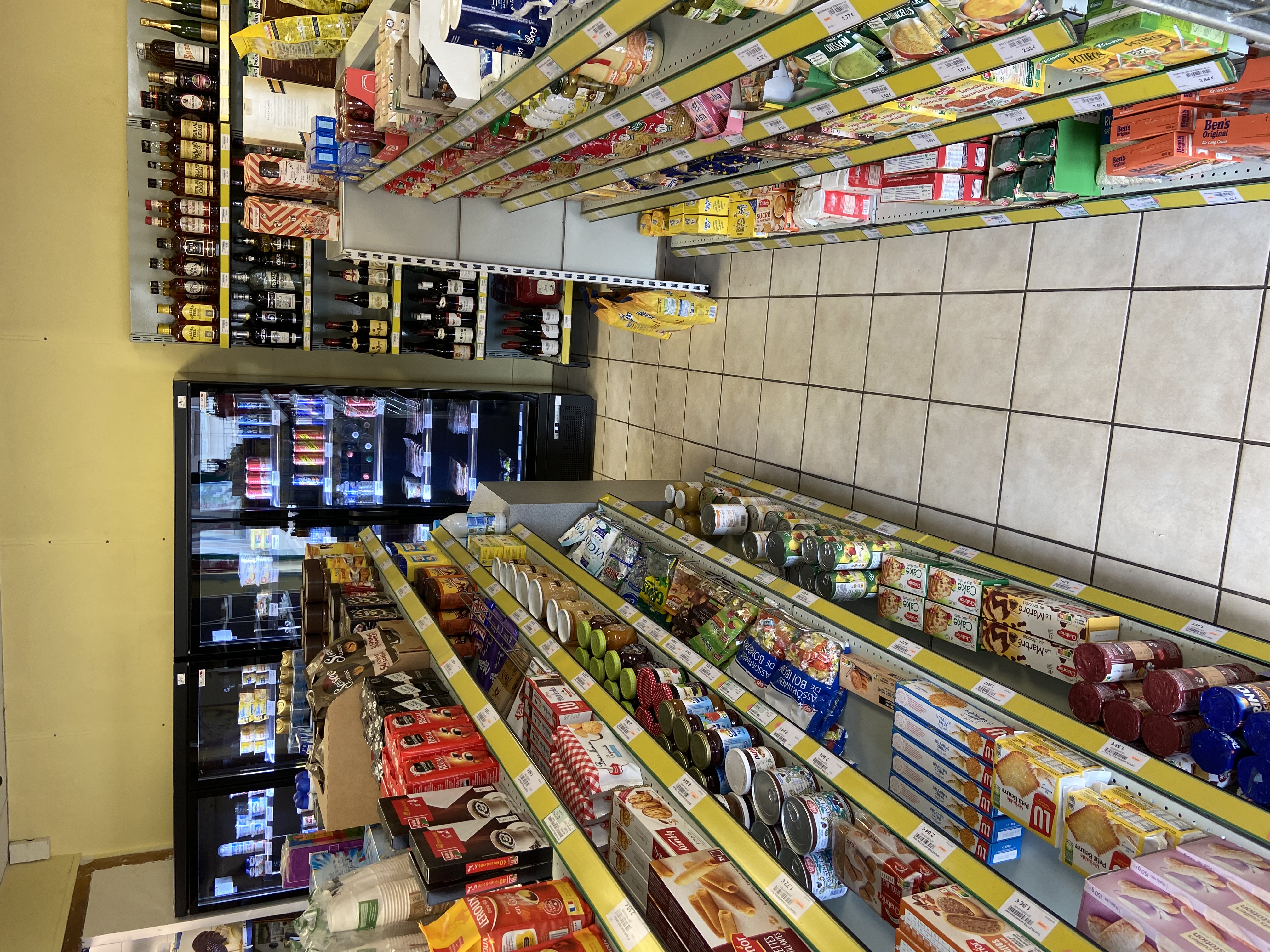 Après plus de 26 ans de métier dans la profession de Buraliste, je souhaite maintenant prendre du repos bien mérité et partir à la retraite ! 
Cet établissement aux multiples services, avec sa fidèle clientèle, le rend incontournable et indispensable à la vie locale et alentours. 
Pour ce faire, je vends mon fond de commerce : 
Tabac, Presse, F.D.J. (Jeux de tirage et grattage), Alimentation générale, Cadeaux, Articles de pêche, Bijoux, Montres, Papeterie, Librairie, Carterie, Relais colis etc… 
Emplacement de qualité, pas de difficultés de stationnement car grands parkings GRATUITS, ainsi que des commerces de proximité (Maison de santé, Pharmacie, Banque, Poste, Boulangerie, Fleuriste, Coiffeurs, Garages, Pompes à essence, magasin d’électroménager, Restaurant, etc…), sans oublier notre Ecole primaire et un point pour Camping Car.
Ce commerce est situé au sud du département du Cher, au plein cœur du Centre de la France, sur un axe routier Montluçon/Châteauroux, et à 25 kms environ l’autoroute A71.
Ville touristique avec son Château (classé monument historique au début du XXe siècle et classé pour ses murs et ses toits en Juin 1956), ses ponts, son viaduc et sans oublier à 5 kms, une base nautique avec plage et accrobranche.
Donc, n’attendez plus pour venir travailler et vous ressourcer dans notre belle région du Berry !
Mode de chauffage avec climatisation réversible. 
Accès handicapés aux normes. 
Surface commerciale d'environ 100 m². 
Prix de vente : 165.000 €
Chiffre d’affaire H.T.: 195.713 € (dont commissions : 95.212 €)
E.B.E. : 64.364 €
Affaire pouvant encore être développée…
Le bail commercial sera neuf avec un loyer de 500 € /mois ou possibilité d’achat des murs