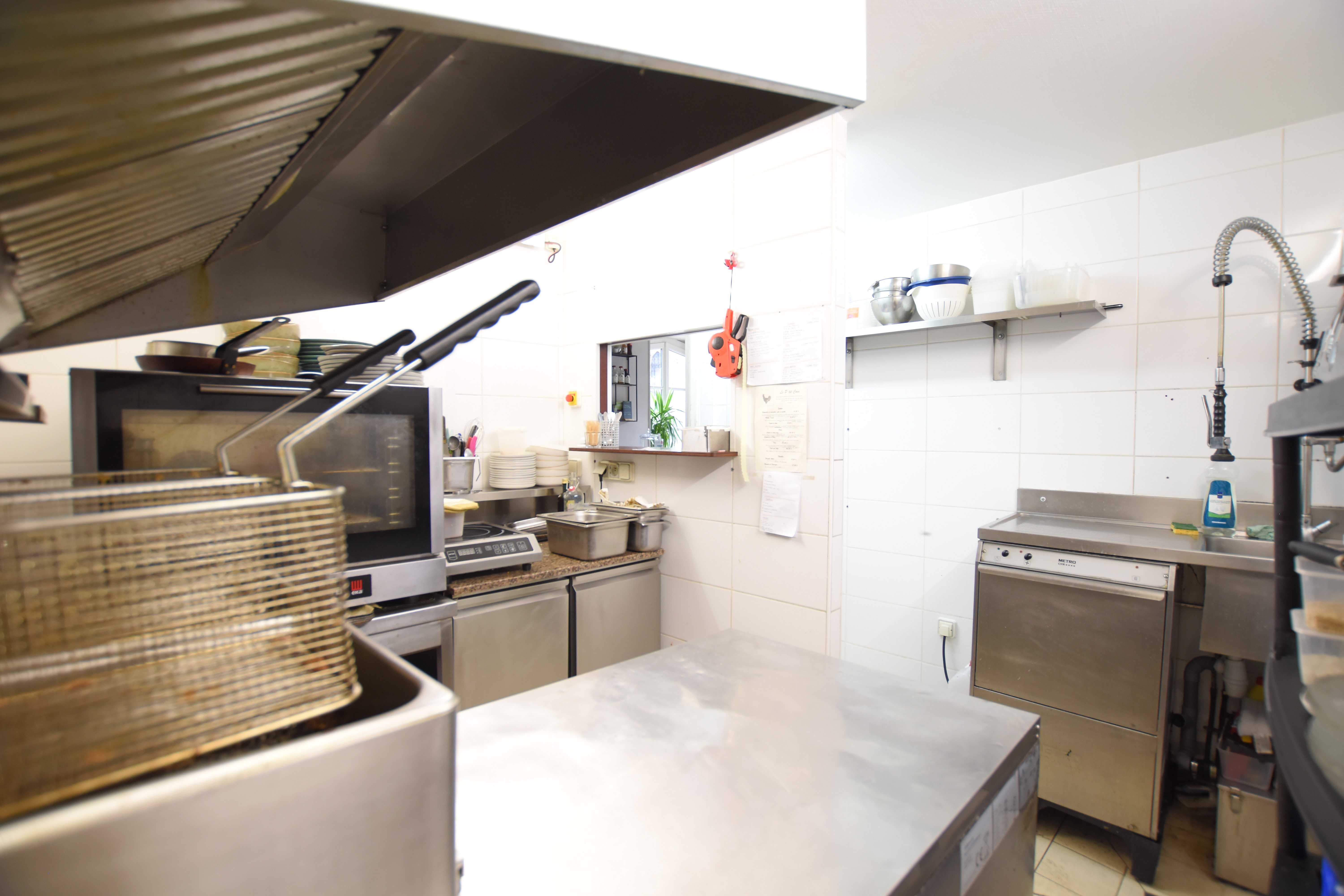 Situé au cœur du charmant village de Dampierre-en-Yvelines, David et Kim proposent à la vente un fond de commerce idéalement placé de Restauration traditionnelle, Epicerie fine, traiteur, et salon de thé.

Le local dispose d’une surface de 53,21 m² en loi Carrez pour 85,61 m² de surface utile, abritant actuellement un restaurant, et bénéficie d’un cadre exceptionnel dans un environnement calme et verdoyant, parfait pour attirer une clientèle locale et touristique grâce au Château de Dampierre-en-Yvelines, et au PNR de la Haute Vallée de Chevreuse.

Description du local : Ambiance chaleureuse avec une décoration soignée, des poutres apparentes et un agencement accueillant.

2 salles distinctes pouvant accueillir plusieurs tables, offrant ainsi une capacité confortable pour vos clients.

Coin bar convivial à l’entrée, parfait pour l'accueil et les moments de partage.

Terrasse extérieure dans un environnement arboré, idéale pour la belle saison (Mise à disposition par la mairie).

2 caves voûtées (16,43 m² et 11,66 m²), offrant un espace de stockage supplémentaire très pratique.

Équipements inclus : Cuisine et Bar équipée / 2 réfrigérateurs positifs / 1 cellule de refroidissement / 2 congélateurs / 1 déshydrateur alimentaire / la vaisselle et couverts / Tables et Chaises, etc...

Ce commerce dispose d’un fort potentiel dans cette région touristique prisée, à proximité des châteaux et de sentiers de randonnée. Un véritable coup de cœur pour ceux cherchant à se lancer dans une activité de restauration dans un village authentique.

Vous avez également la possibilité de changer d'activités.

Contacter votre DUO : Kim et David, vos Agents Immobilier des Essarts-le-Roi / Lévis Saint Nom et de la Vallée de Chevreuse. Disponible pour VOUS 7J/7 au 06.76.08.50.55 / 06.74.63.97.71. La présente annonce immobilière a été rédigée sous la responsabilité éditoriale de Mr ANTONIO David, RSAC VERSAILLES n° 795063999