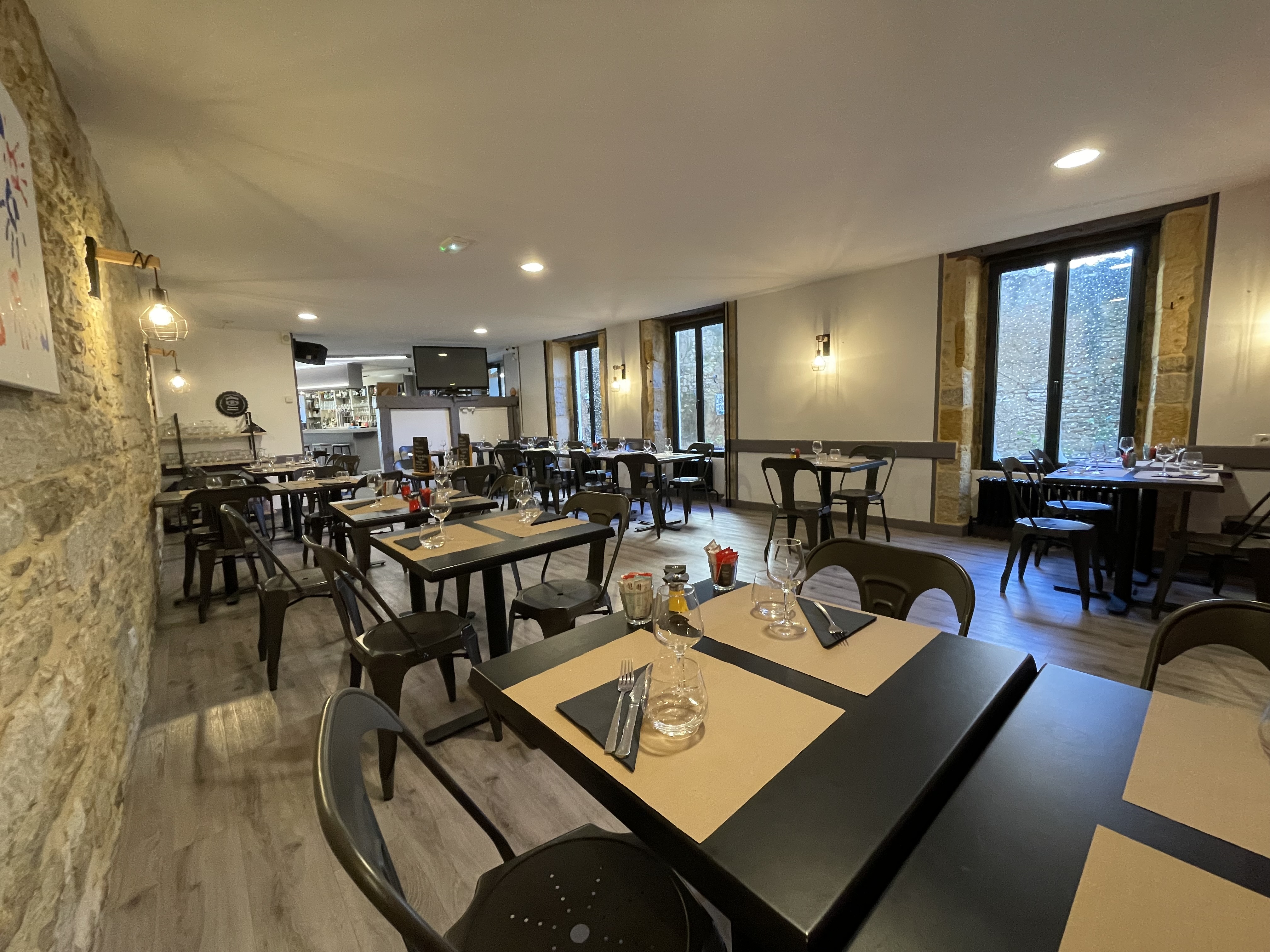 Murs et fond - Bar / Restaurant avec sa maison d'habitation et ses 5 chambres d'Hotels.

Nous vous proposons à la vente ce bar - restaurant dans un charmant village du Lot, entre Sarlat et Gourdon avec sa terrasse extérérieure.

La partie professionnelle se décompose comme suit: un hall d'accueil avec son bar, une grande salle de restaurant entiérement refaite et sa cuisine equipée.

Egalement, une grande cave au niveau inférieur pour faciliter le stockage.

Au premier étage, 5 chambres à réhabiliter et au deuxiéme étage un vaste comble aménageable de 85 m2.

Séparé par la cour intérieure et avec une entrée indépendante, vous trouverez la maison d'habitation avec en rez de chaussée un salon - séjour avec sa cheminée.

Un salle de bain, une chambre et un dressing compléte ce niveau. Au premier étage, vous disposerez de deux chambres supplémentaires.