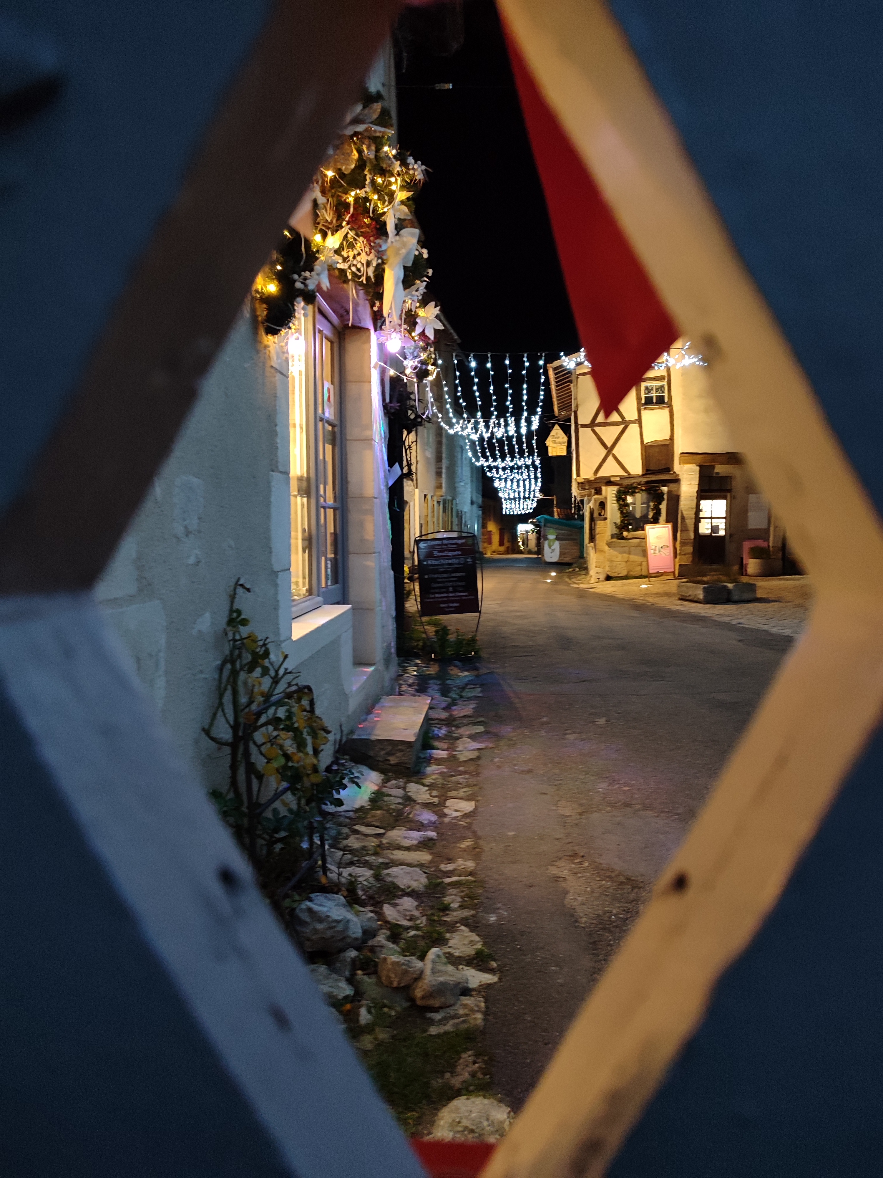 Commerce alimentaire dans plus beau village de France

Texte :	Départ retraite, cède fond de commerce dans village classé en Auvergne, alimentation fine, produits locaux. Surface du local 35 m2 environ, agencée, poutres et murs en pierres. citée médiévale dynamique, en plein essor, très touristique et belle clientèle locale. Epanouissement garanti. entre 300 et 500 000 visiteurs par an. Loyer des murs modéré 450 € mensuel
Localisation :	Charroux (03140)
Email :	paristhi@gmail.com
Téléphone :	0686034235