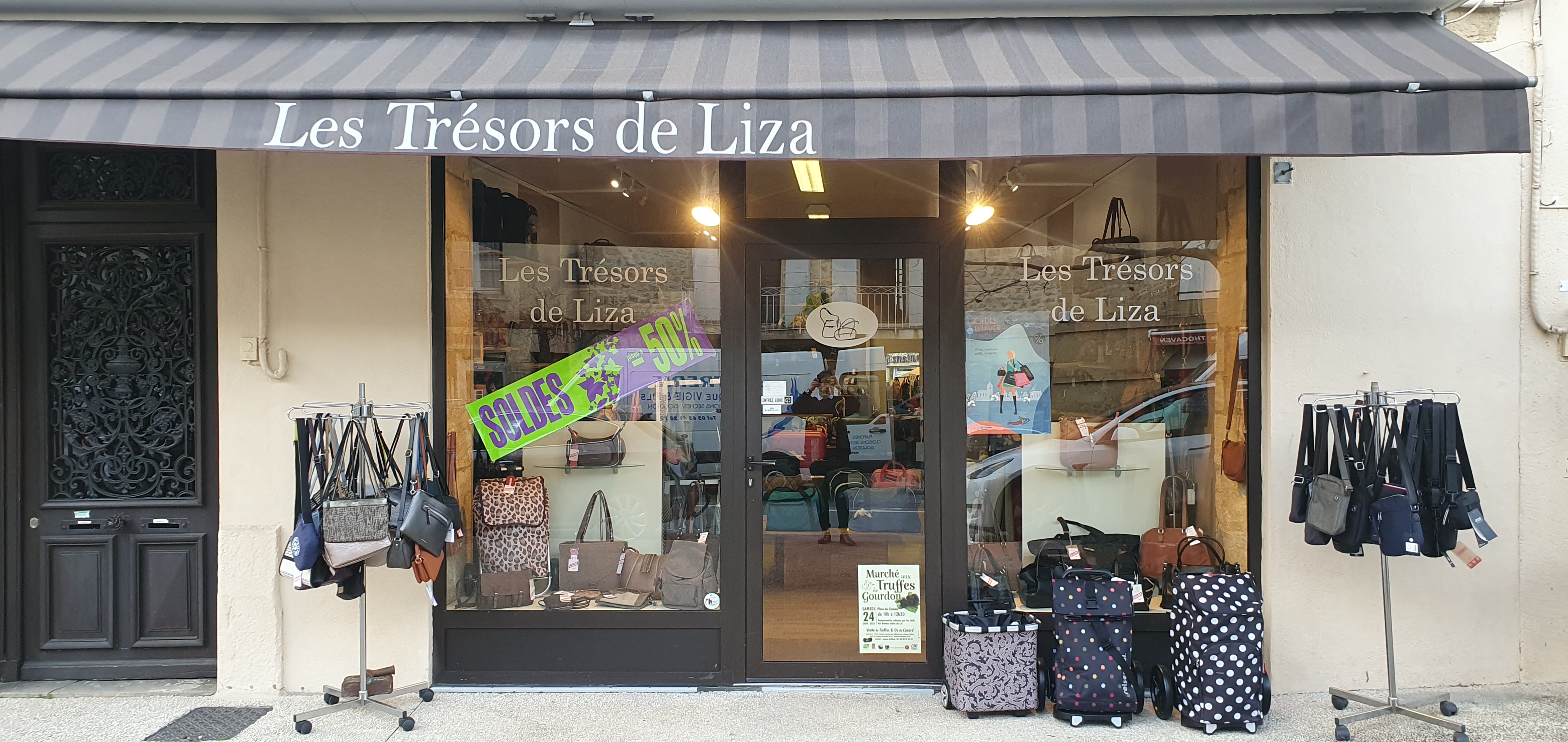 Magasin de maroquinerie à reprendre dans le Lot.
Affaire idéale pour une personne souhaitant développer ce commerce de proximité de vente de maroquinerie - bagagerie et accessoires pour femme et homme, et vivre dans un cadre de vie préservé. Gourdon est une ville touristique du Lot, proche de Sarlat, important l'ensemble des commerces de la ville y sont ouverts à l'année.

Descriptif de l'offre :
- boutique de 50m2, située en centre ville.
- deux belles vitrines
- clientèle fidèle d'habitants, résidents secondaires et touristes.
- places de stationnement devant la boutique et grand parking à 30m.
- pas de salarié à reprendre