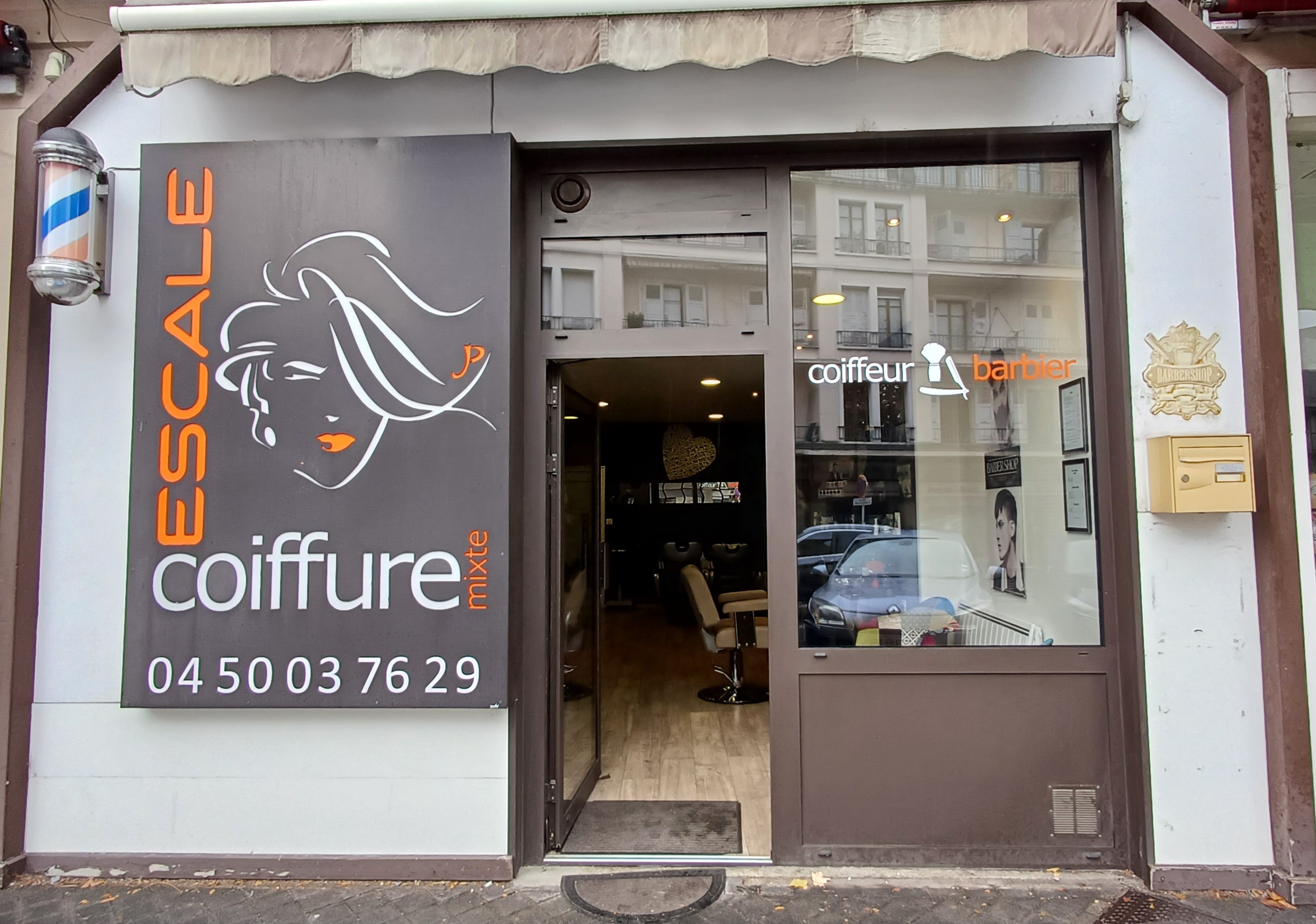 Bonjour,
Nous vendons le fond de commerce de notre salon de coiffure. Surface de 40m2. Très bien placé. Parkings à proximité. Un salon tres agréable et fonctionnel ouvert depuis 11 ans qui  fonctionne très très bien. 
Nous sommes situés à 25kms de Genève et à 30 kms d "Annecy . La Roche sur foron est une petite ville dynamique de 12000 habitants.