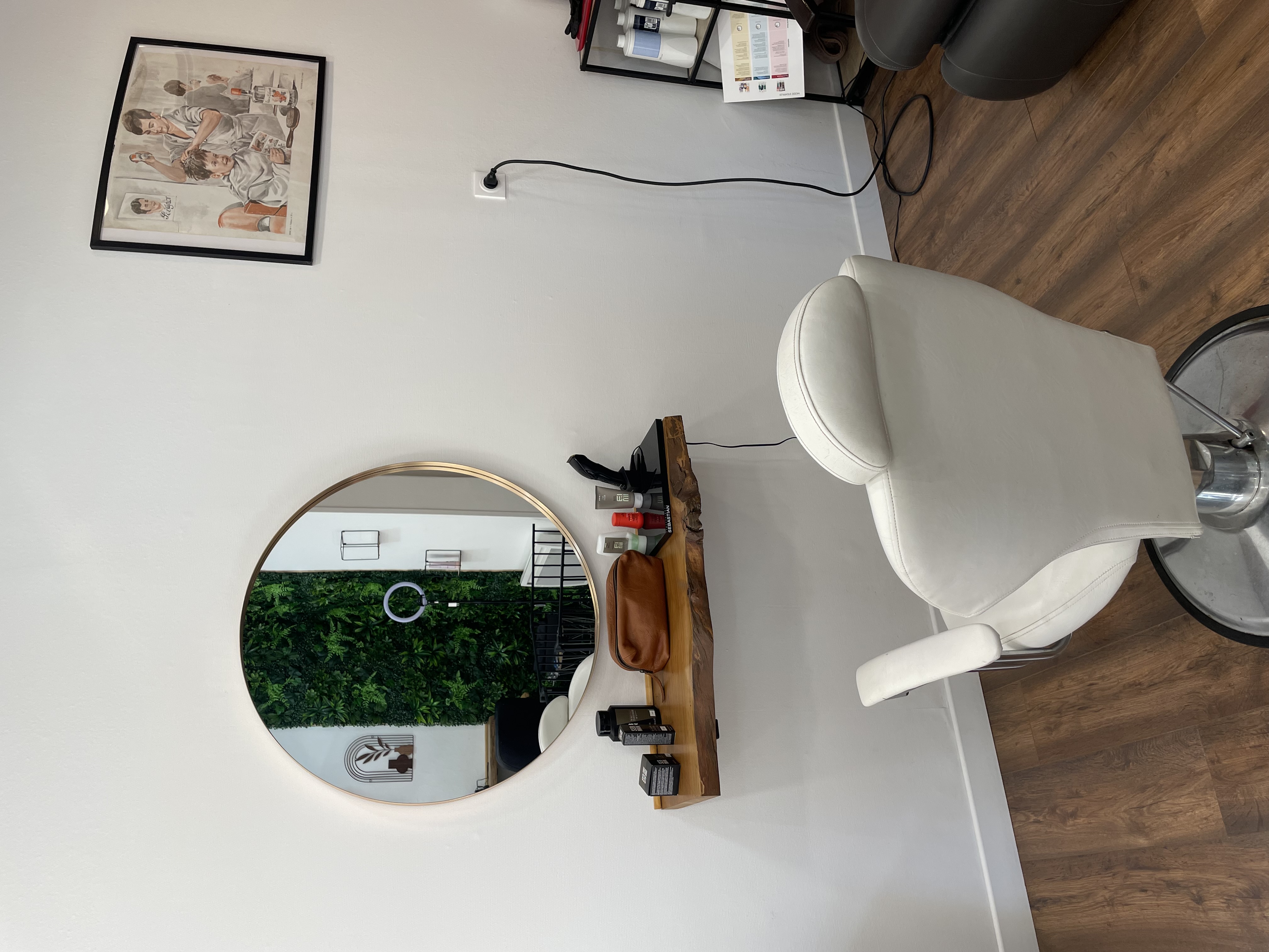 Jolie Salon de coiffure de campagne, idéal premier installation! 

📍 Soligny-la-Trappe (61380)

À vendre fonds de commerce d’un salon de coiffure idéalement situé au cœur de Soligny-la-Trappe, bénéficiant d’une clientèle fidèle et régulière.

✨ Caractéristiques du salon :

* Surface d’environ 40 m²
* 2 postes de coiffage femmes
* 1 poste homme avec fauteuil barbier
* 2 bacs à shampoing
* Salon entièrement équipé, prêt à travailler immédiatement
* Aucun investissement supplémentaire à prévoir
* Accès PMR amovible. 
* Chauffage pompe à chaleur réversible, ainsi que des chauffages électriques. 
* Parking juste à côté du salon.

📊 Données financières :

*  Très bon chiffre d’affaires
* Stock inclus 
* Prix de vente du fonds de commerce : 23 000 €

Salon clé en main, idéal pour une première installation ou pour développer une activité existante dans un cadre agréable et dynamique.

📞 Pour plus d’informations ou organiser une visite, merci de me contacter en message privé.