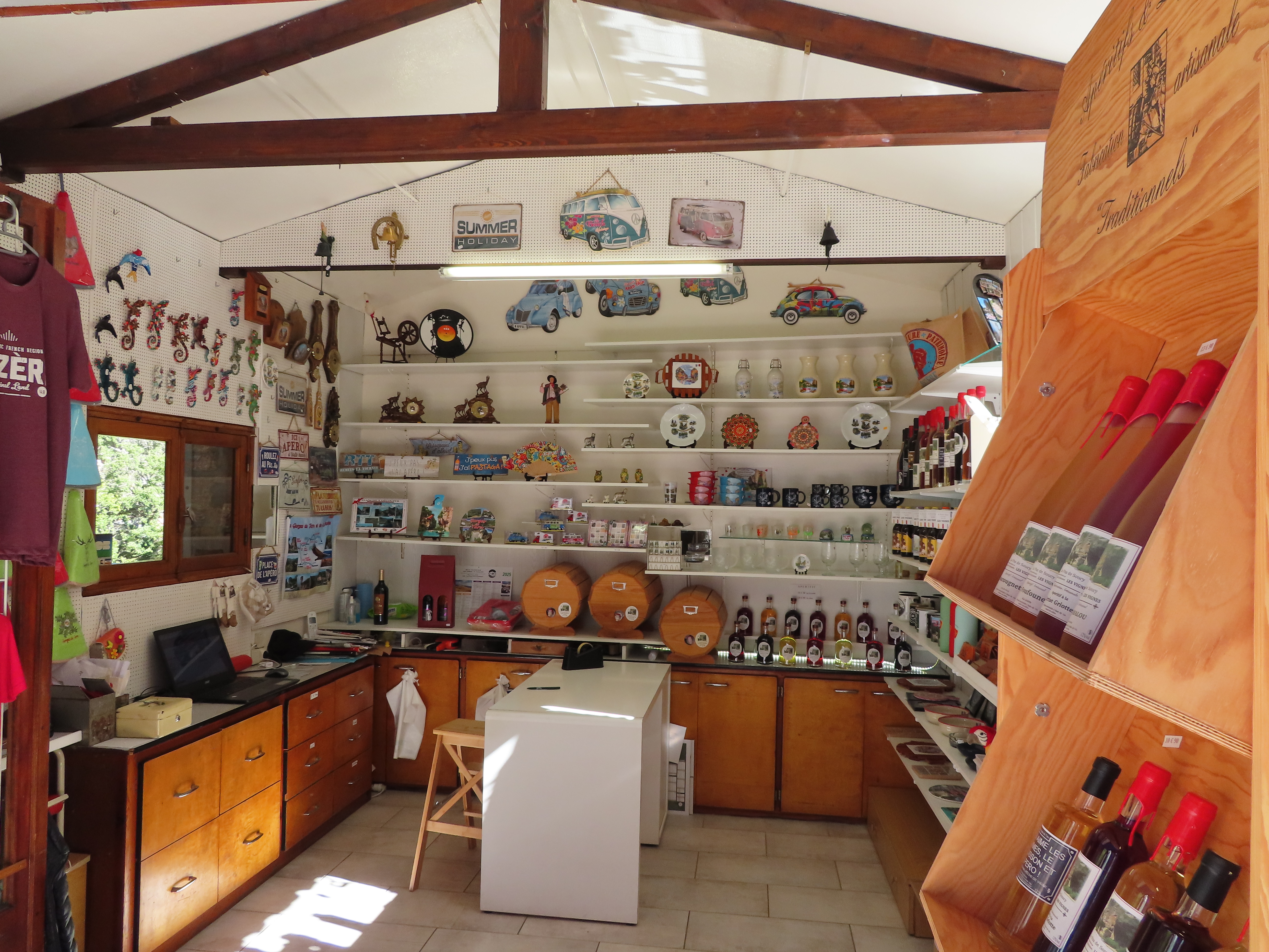 A reprendre, belvédère offrant un point de vue atypique des Gorges du Tarn avec un commerce attenant spécialisé dans la vente de cadeaux-souvenirs et produits régionaux.
Situé au cœur des Gorges du Tarn, sur un axe touristique majeur, le magasin est situé en bord de route, au pied du belvédère, avec stationnement à proximité directe.
 
Le magasin offre une surface de vente de 15 m² et une réserve de 18 m². Il est équipé d’un système de vidéo surveillance et propose une gamme de produits locaux (miel, bières artisanales, liqueurs, confitures, biscuits) ainsi qu’une sélection d’articles souvenirs (tee-shirts, bijoux, magnets, cartes postales, peluches…).

Le belvédère est accessible par un escalier menant à une plateforme bétonnée d’environ 80 m², offrant un panorama exceptionnel sur les Gorges du Tarn.

 Aucun salarié à reprendre. Possible accompagnement du repreneur.