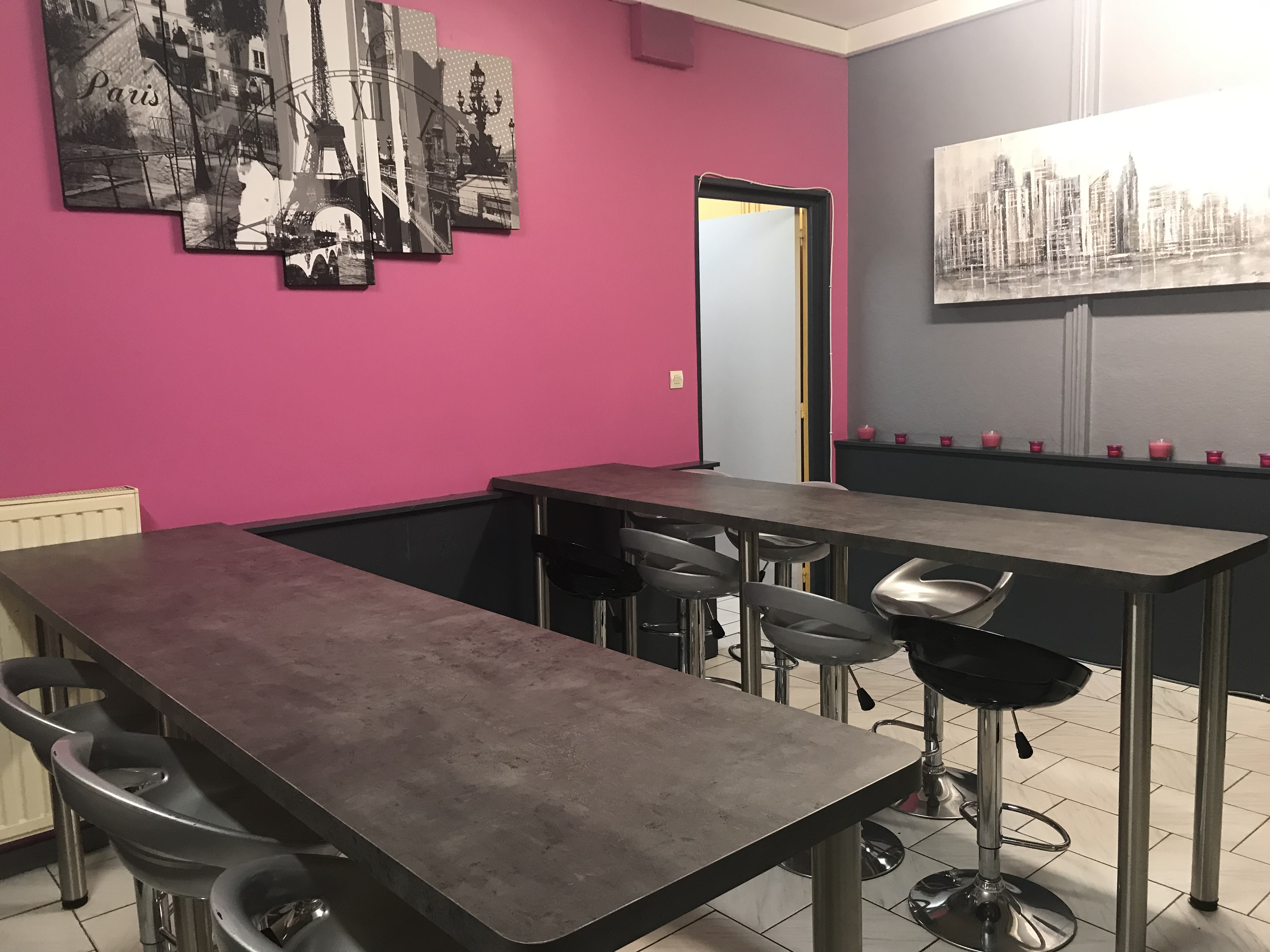 Vends fonds de commerce pizzeria ,dans un joli village de la plaine du forez dans la Loire sur un axe ayant du passage.
Parking devant et à proximité.
Très bon CA, clientèle fidèle et agréable.
Le commerce est entièrement équipé,et fait 90 m2.
Actuellement ouvert seulement le soir 6jrs sur 7.
Possibilité de développer l’activité ,possibilité de faire une terrasse devant.
Activité sur place à emporter et en livraisons.
Possibilité de formation du repreneur si besoin.