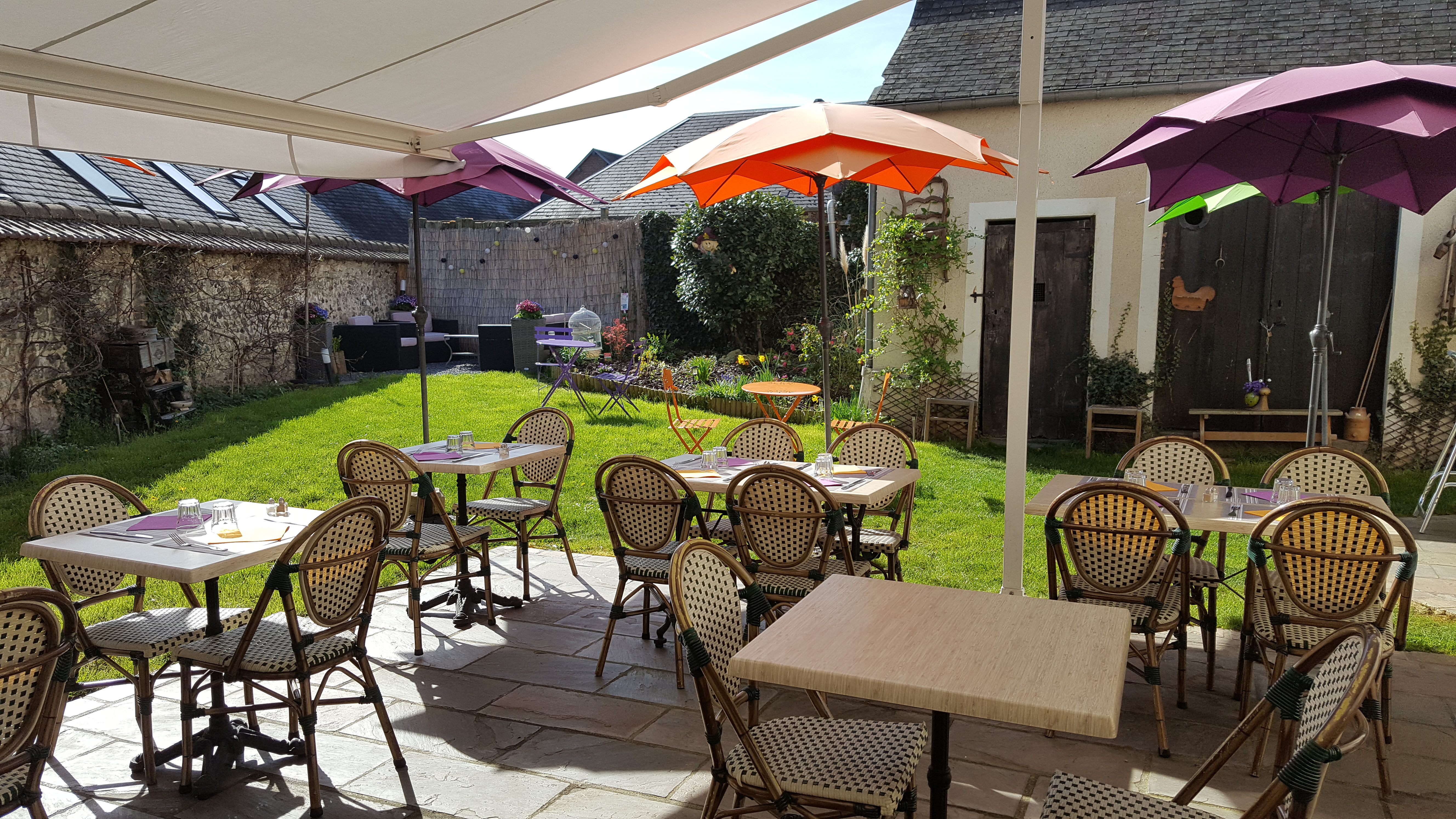 À vendre : Fonds de commerce - Restaurant "Le Pré-Verre"

Situé au pied du Château de Gaillon, dans l'Eure, et dans un quartier calme et agréable, notre restaurant, spécialisé en cuisine traditionnelle, bénéficie d'une excellente clientèle locale et touristique. Avec une salle de 80 m² pouvant accueillir 30 couverts, une terrasse de 28 couverts, une cuisine de 20 m², tout équipée et aux normes, ainsi qu'une cave de 20 m², idéale pour le stockage.

Le restaurant affiche un chiffre d'affaires stable.
Loyer mensuel : 1 000 €