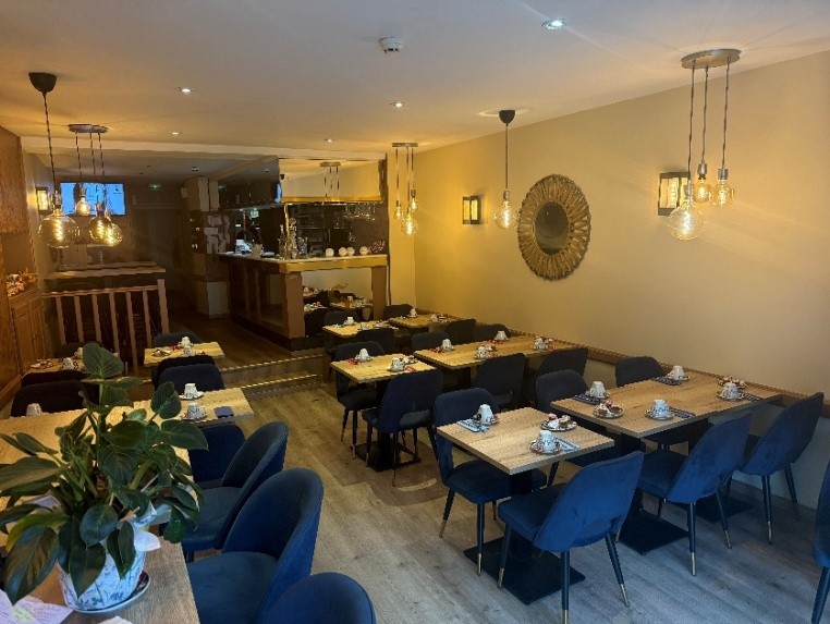 À vendre un hôtel**– restaurant saisonnier, ouvert de mai à octobre. 
L’établissement se situe en Lozère, au centre d’un village touristique de plus de 800 habitants. Il bénéficie d’un emplacement central et d’une excellente visibilité grâce à sa grande baie vitrée.
L’ensemble immobilier est composé de trois bâtiments distincts. 
Le restaurant, titulaire d’une licence IV, dispose d’une salle d’environ 35 couverts, ainsi qu’une terrasse pouvant accueillir 45 personnes. La cuisine professionnelle est équipée et fonctionnelle. La carte actuelle propose une offre : salades, pizzas, burgers, pâtes, etc.
Côté hébergement, l’hôtel classé 2 étoiles (2025) dispose de 17 chambres confortables, toutes équipées de salles d’eau privatives, pour une capacité totale de 45 personnes. Deux chambres supplémentaires sont prévues pour le personnel saisonnier. L’ensemble comprend également un logement de fonction, idéal pour les exploitants souhaitant vivre sur place.
La clientèle est variée et fidèle : nationale et internationale, composée de familles, groupes d’amis, retraités et sportifs...
L’établissement fonctionne uniquement avec du personnel saisonnier. Aucun CDI n’est en cours, et il n’y a donc aucun salarié à reprendre.
Cette affaire est idéale pour deux personnes dynamiques disposant d’une expérience en hôtellerie-restauration.

Vente des murs :  730 000€ ou location : 3 200 € / mois TTC
Vente du fonds de commerce : 420 000 € 
Référence de l'annonce : L0500