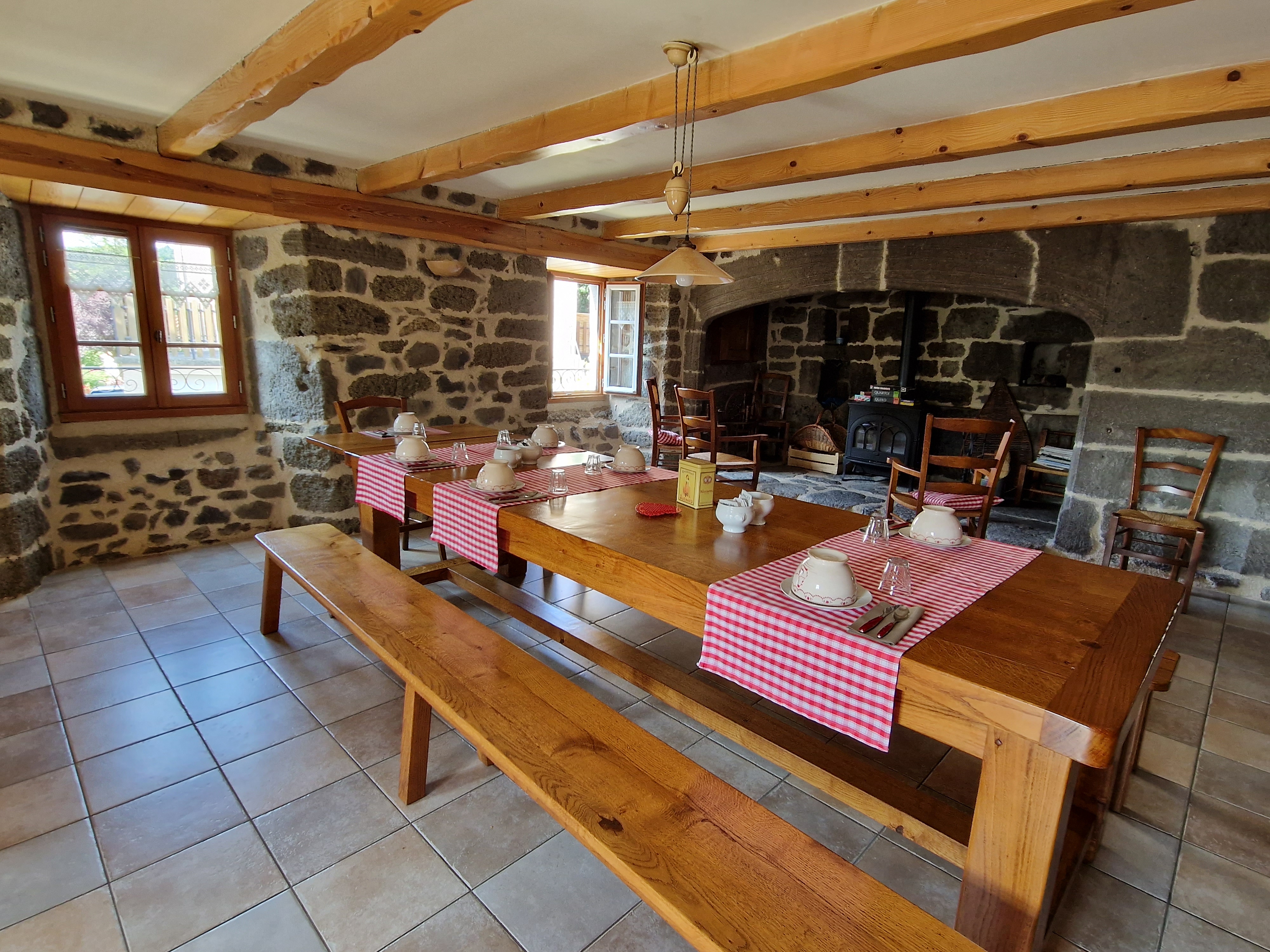 Ancienne ferme de caractère entièrement rénovée , située dans un petit village BLANZAC, à proximité du PUY EN VELAY, au coeur de la Haute-Loire
   Seul commerce de la commune, créé par les propriétaires, originaires du village,  il y a 18 ans. La batisse comprend un restaurant d'une capacité d'une soixantaine de couverts, situé dans l'ancienne grange, des chambres d'hôtes indépendantes avec l'ancienne cuisine pour pièce à vivre et un gite aménagé pour personnes à mobilité réduites. 
 Belle activité commerciale , dans une région riche pour sa nature , son patrimoine et son calme .
Vente pour cause de retraite