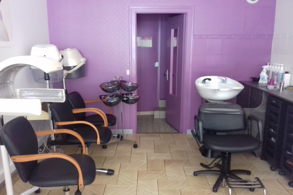 Salon de coiffure de 16m2
une employée jeudi vendredi et samedi.
2postes de coiffage
2casques de séchage
1bac shampoing
loyer 450euros