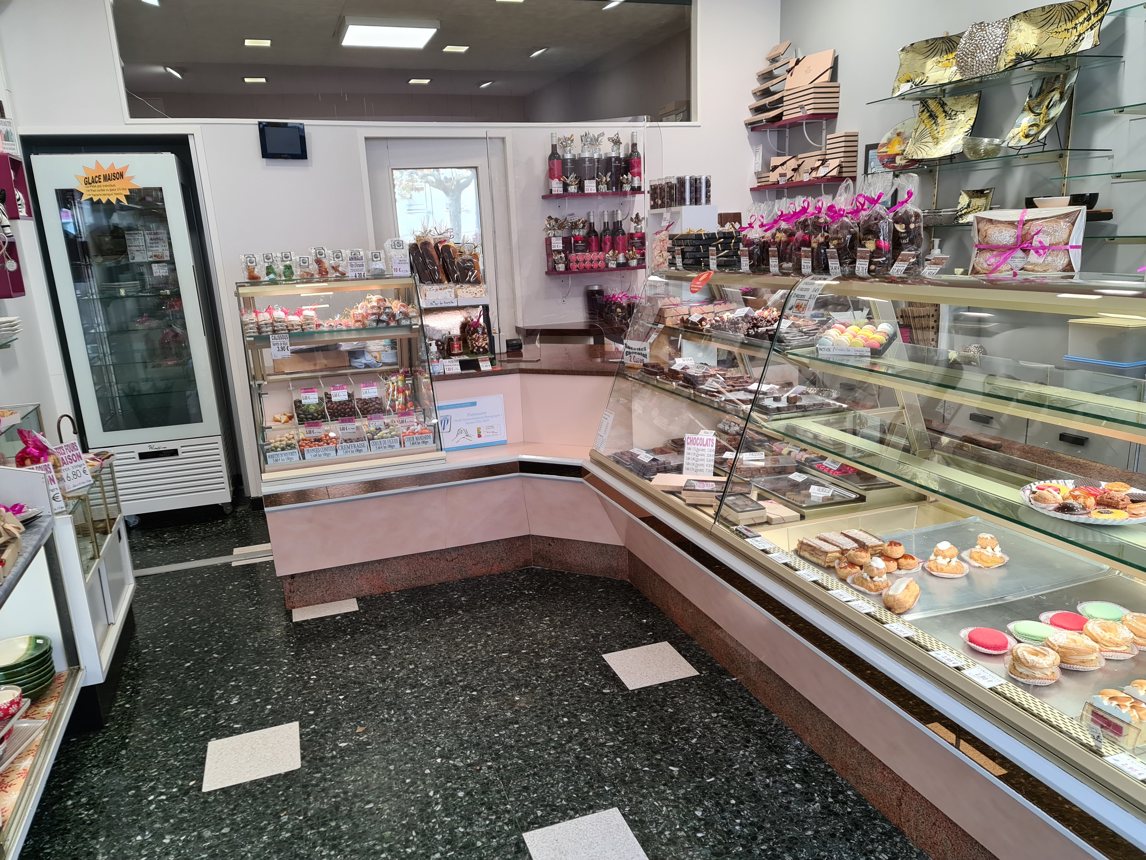 CAUSE RETRAITE , nous vendons notre Pâtisserie Chocolaterie.
Situé sur l'Avenue principale d'une petite ville de Bourgogne à proximité de l'axe RCEA et de la gare TGV à 1h30 de Paris.
Beau magasin de 24M², rénové en 2018 avec deux laboratoires attenant offrant une belle surface de travail de 64M².
Equipement correct au labo ( détail sur demande), ainsi qu'au magasin vitrine réfrigérée, armoire négative, vitrine chocolat .
Excellente rentabilité, clientèle fidélisée depuis notre installation il y a 32 ans.
CA moyen sur les 3 derniers exercices 192 K€. 
Petit logement à l'étage servant actuellement de pièce stockage.
Bail renouvelé en 2020 avec loyer mensuel très correct de 550€
Prix de vente 85 000 € (hors stock)
Nous sommes prêt à vous accompagner pour une transition réussie.
Conditions attractives, n'hésitez pas à nous contacter pour tous renseignements.