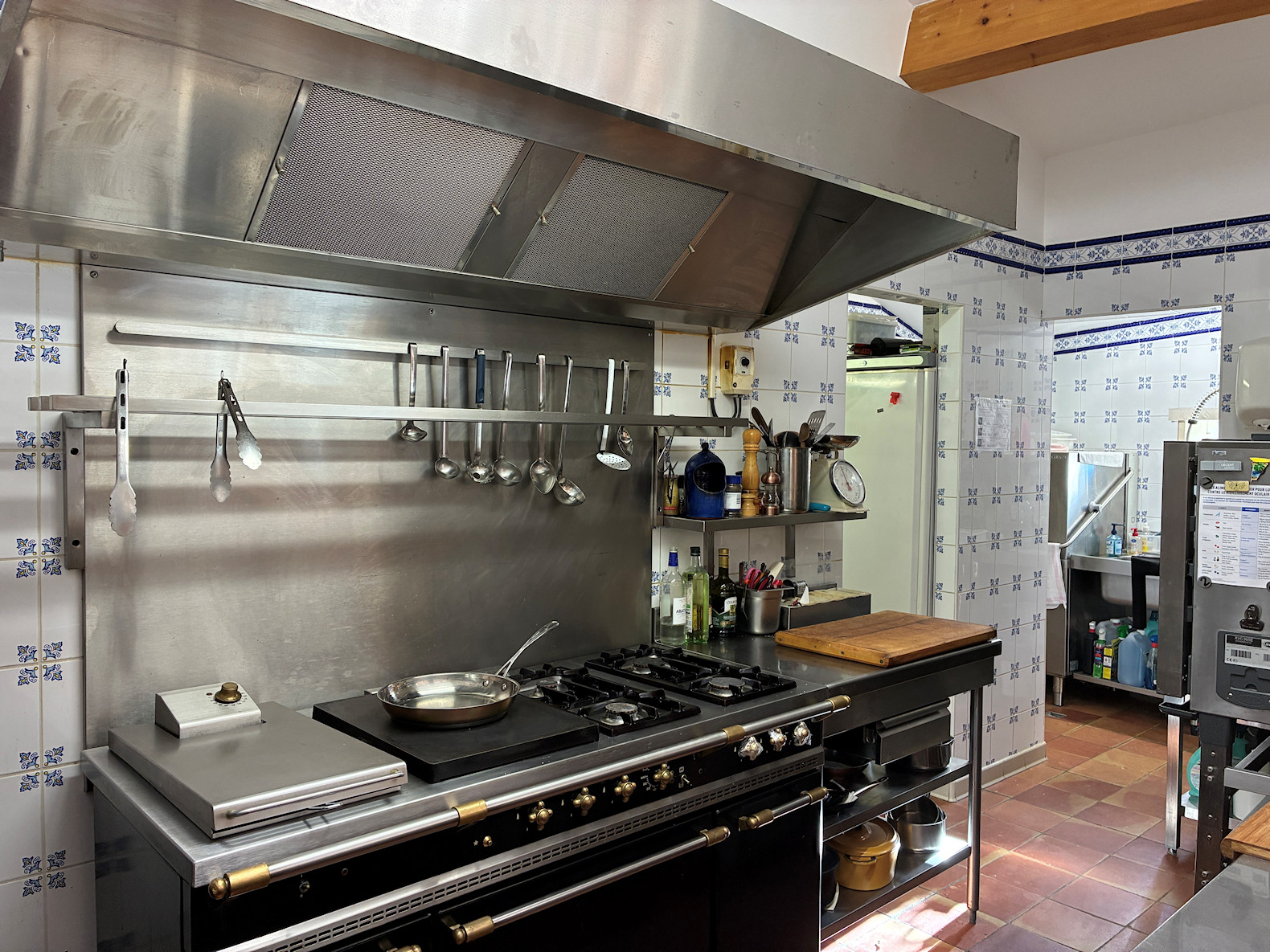 À Vendre – Moulin de Reguignon (33860 Val de Livenne)

Site patrimonial rare – Minoterie, maison, restaurant et dépendances
40 min de Bordeaux – A10 à 3 min

Le Moulin de Reguignon est un ensemble unique comprenant :

- Un ancien restaurant “Au Four et au Moulin”, ouvert en 2012, fermé en 2024 pour cause de retraite, avec cuisine professionnelle, salle de 70m² et terrasse de 80 m²
- Une minoterie historique construite en 1908 et arrêtée en 1982, témoin du savoir-faire meunier avec une machinerie d’époque presque intacte.
- Une maison d’habitation de caractère sur trois niveaux, avec neuf pièces, huit cheminées Napoléon III et un vaste rez-de-jardin.
- Dépendances variées : garages, hangar, atelier d’artiste, pigeonnier, offrant un potentiel pour des activités culturelles, touristiques, pédagogiques ou même d’hébergement.
- Un bief d’environ 1 km avec droits d’eau fondés en titre


Potentiel important : projets touristiques, culinaires, culturels, éducatifs, hôteliers, événementiels ou de réhabilitation patrimoniale.
Environnement calme, naturel, et proximité immédiate des grands axes.

1220 route des Meuniers Marcillac– 33860 Val de Livenne
Bordeaux : 40 min – Sortie A10 n°38 : 3 min
Photos et histoire : www.moulindereguignon.com

Contacts :
François Huchet : 06 07 02 78 38 – francois.huchet@gmail.com
Joëlle Brard : 06 08 53 88 18 - joelle.aufouretaumoulin@gmail.com