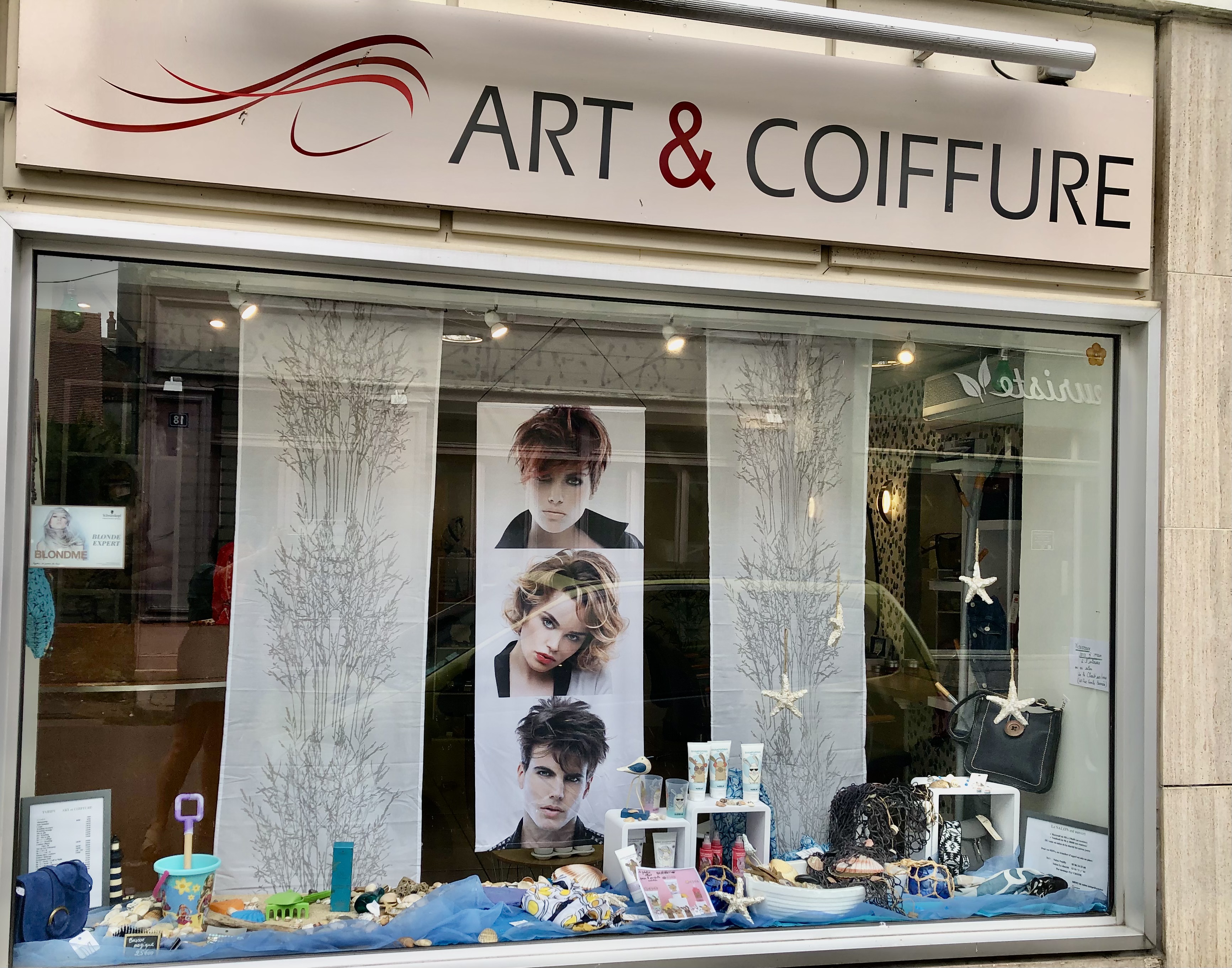 Fond de commerce de 30 m² avec remise de 15 m² situé dans la rue principale du centre-ville, au sein d'une ville touristique de 2000 habitants et au cœur d'un territoire viticole de grande renommée et proche de Sancerre.

Salon tout équipé avec une belle vitrine, trois bancs de coiffage, deux bacs, un espace caisse et des présentoirs.
Sans salarié(e).
Loyer : 365 euros.                     prix de vente : 20 500 euros