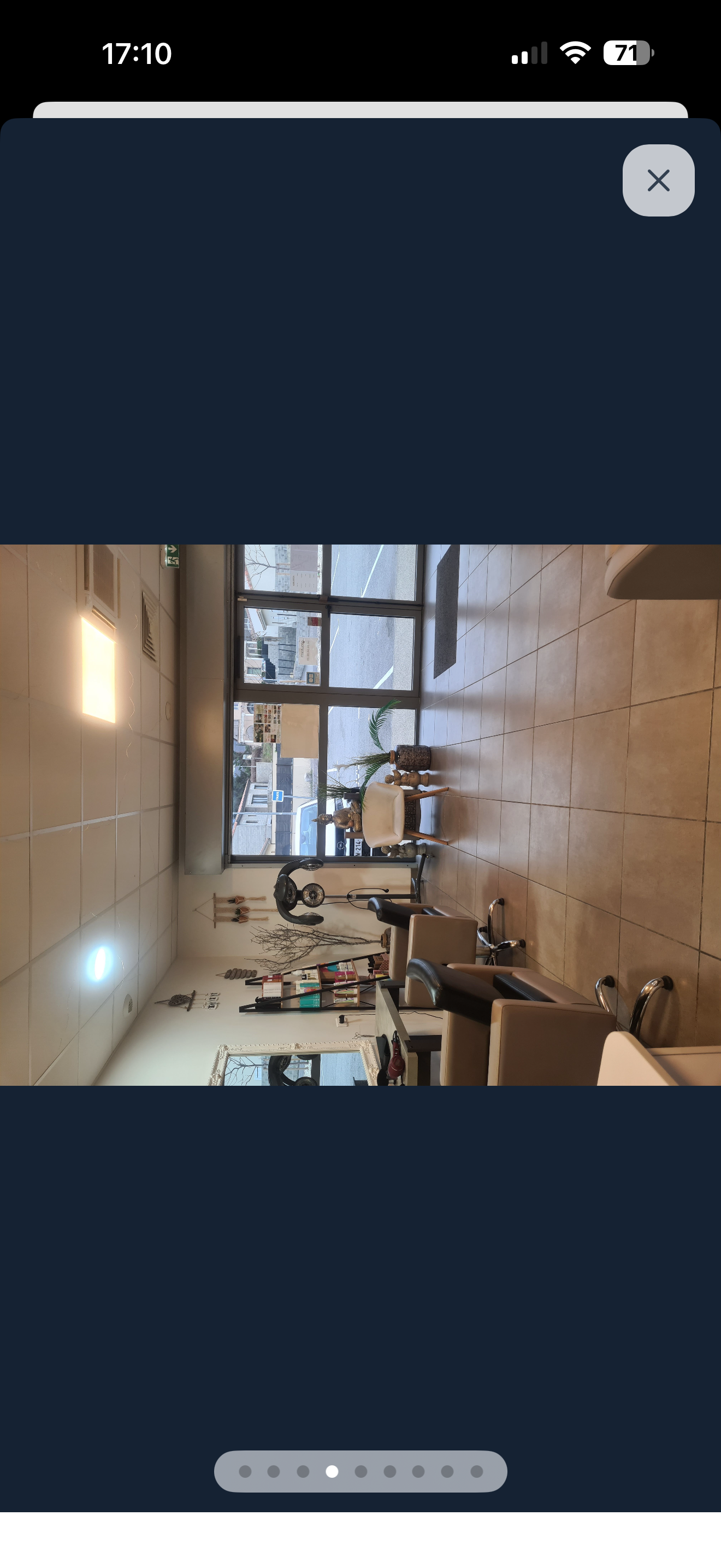 À vendre : salon de coiffure situé dans un village dynamique et agréable de la Drôme provençale, à proximité de Montélimar, Valence et de la sortie d’autoroute Montélimar Nord.

Idéalement placé sur un axe très fréquenté de la N7, le salon bénéficie d’une excellente visibilité toute l’année ainsi que d’un parking gratuit juste devant.

Le salon dispose d’une clientèle fidèle, conviviale et régulière, dans une ambiance chaleureuse et sympathique.

Caractéristiques du salon :

* 4 postes de coiffage
* 2 bacs à shampoing massants
* Grande réserve / espace de stockage
* Faible loyer

Le local peut convenir aussi bien à une activité de coiffure qu’à d’autres projets professionnels (esthétique, bien-être, profession libérale, boutique, etc.).

Possibilité également d’un projet en association entre coiffeur/coiffeuse et esthéticienne ou barbier, prothésiste angulaire / technicienne en extension de cils.

Belle opportunité pour une première installation ou pour développer son activité dans un secteur attractif.

Pour plus de renseignements, merci de me contacter.