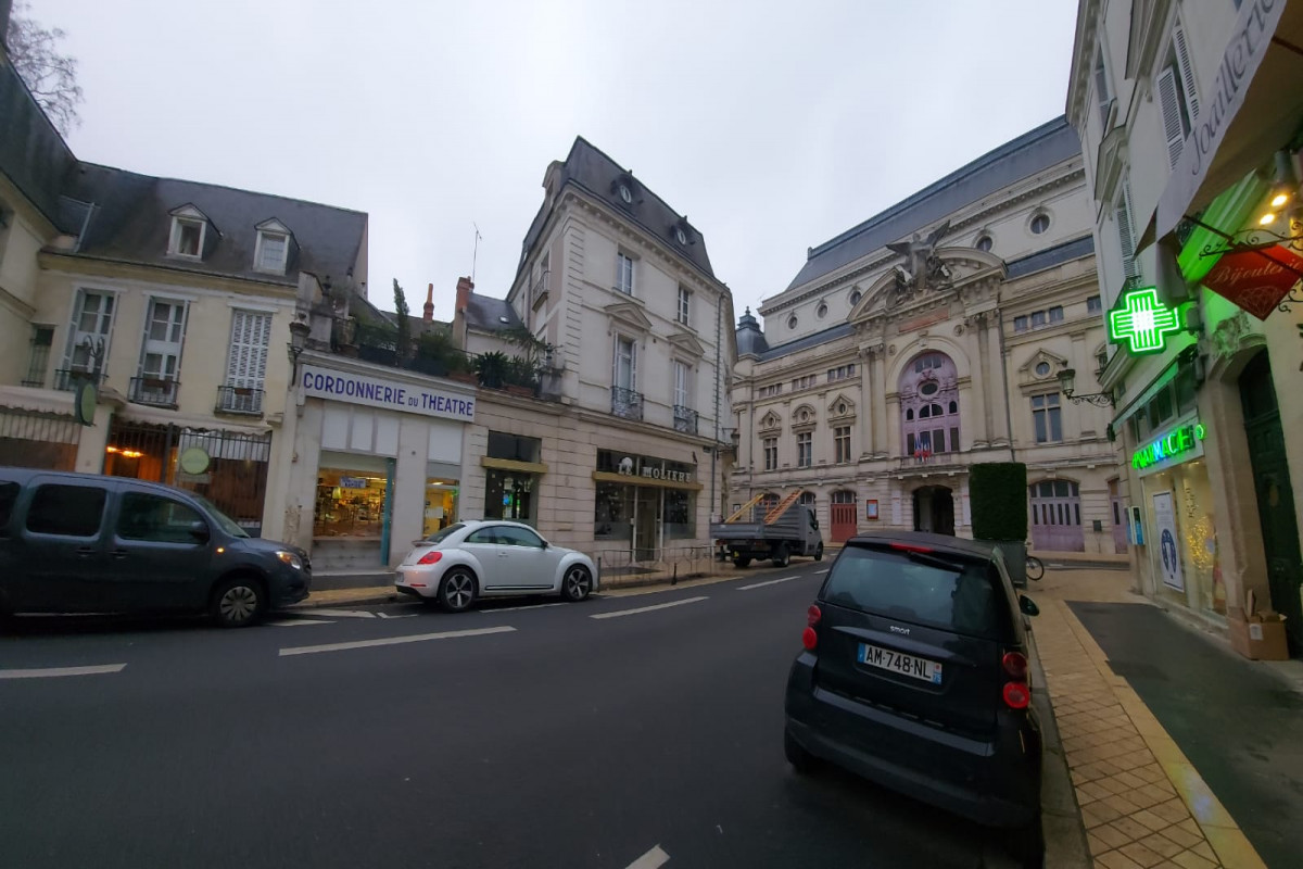 Vends, fond de commerce d'une cordonnerie tenue depuis 1962 .Très bien située, au centre de Tours à coté du théâtre et de la préfecture .Quartier , agréable et animé d'artistes ,de touristes et d'étudiants .Une clientèle chic ,qui n'hésite pas à faire réparer des chaussures de marques .