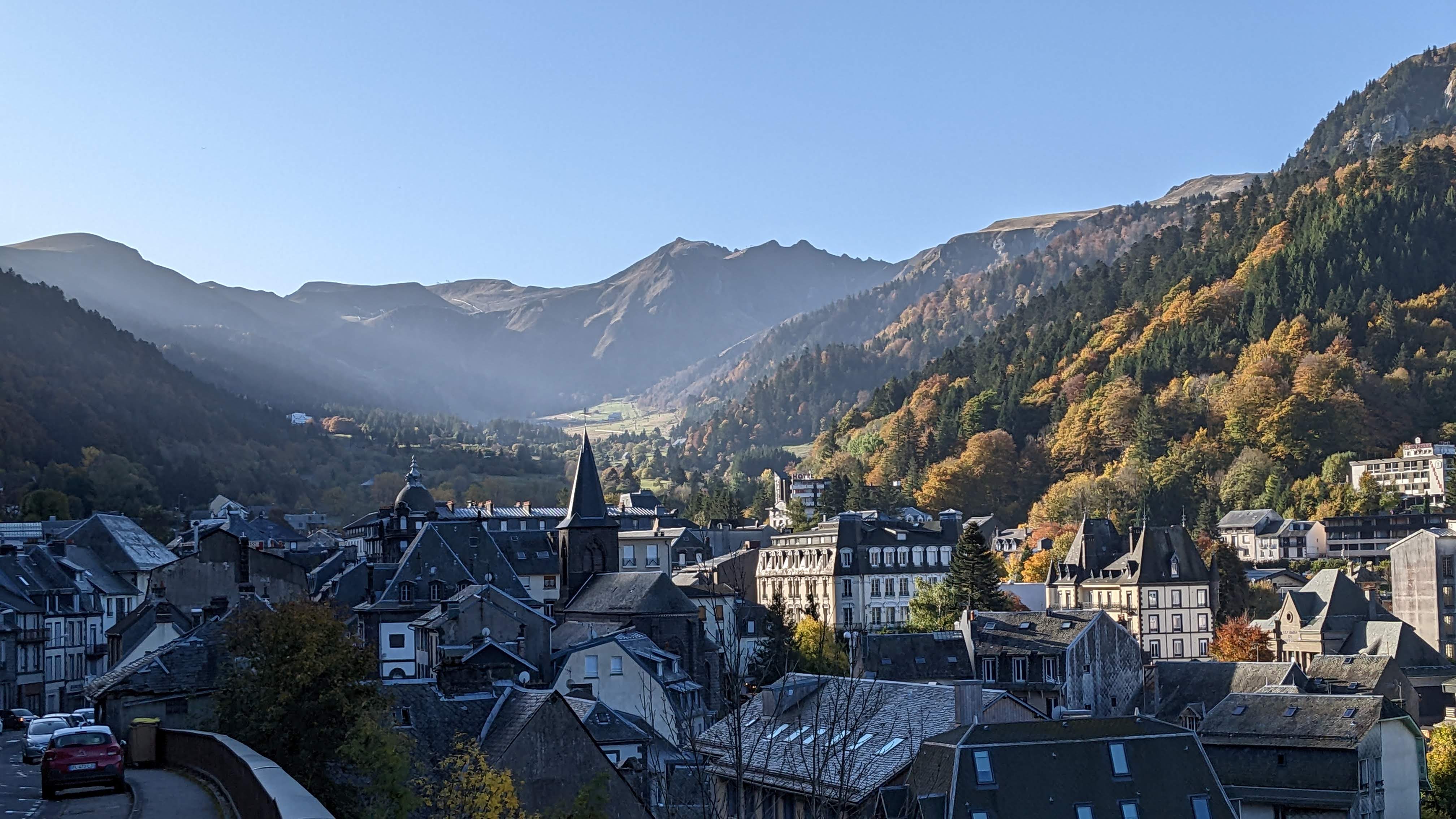 Situé en centre-ville du Mont Dore, à 200 m des Thermes et à proximité de tous commerces, nous vendons notre Résidence, composée de 10 logements en location saisonnière, allant du studio de 20 m² au logement familial de 53 m², répartis sur  2 immeubles communicants.

Le bâtiment principal dispose :
D’un grand sous-sol
En RDC : un accueil avec bureau et d’une loge privée de 18 m²
Sur chaque niveau 1, 2 et 3 : un studio de 20 m² et un appartement de 43 m²
Au 4ᵉ étage, possibilité d’un 11ᵉ logement.

Côté annexe :
En RDC : deux T1 de 23 m². Une chaufferie. Un local à ski. Un local machine à laver et un local de rangement.
Au 1er étage : un appartement de 53 m² et un local de stockage pour le linge.
Au second étage : un vaste appartement mansardé de 49 m²

La résidence dispose d’une petite cour privée, nous y installons un salon de jardin aux beaux jours.

Nous sommes propriétaires de la résidence depuis 2004 (11 ans d'hôtellerie + 10 ans de location de meublés), clientèle de curistes et saisonnière fidélisées, permettant une rentabilité et une continuité immédiate de l’activité.

Le Mont-Dore, par son dynamisme et celui de la communauté des communes, offre nombreuses activités aux sportifs et amoureux de la nature, ski, raquette, randonnées, trail, vélo, VTT, escalade, patinoire, Bowling, tyrolienne à virages, accrobranches, via-ferrata, piscine à 6 km (centre aquatique de la Bourboule), baignade en lac (commune de Chambon et de la Tour d’Auvergne), pêche, concerts, festivals de musique, visites culturelles, gastronomie ….

L’établissement Thermal du Mont-Dore accueil près de 9000 curistes par an. Il est la propriété de la Chaîne Thermale du Soleil comprenant 19 établissements. Il est spécialisé dans le traitement des affections respiratoires ainsi que dans le traitement des rhumatismes et de l’arthrose.

La situation géographique du Mont Dore est de premier choix, car situé au cœur du Parc Régional des Volcans d’Auvergne inscrit au patrimoine de l’UNESCO. 
La Dordogne prend sa source au Sancy (point culminant du Massif Central) et fait partie des réserves de Biosphère de l’UNESCO.
La commune est desservie par un réseau routier optimisé, grâce à sa proximité (17 km) avec l’autoroute A89 desservant Lyon et Bordeaux et les jonctions de cette dernière avec la A75 vers Montpellier, la A71 direction Paris et la A20 reliant Vierzon à Toulouse.

La saison touristique s’étend de Noël à la mi-novembre, les activités hivernales laissant place aux Cures Thermales d’avril à novembre, soit 10 mois d’exploitation sur 12. Le flux constant de locataires garantit des revenus réguliers et stables avec possibilité d’évolution. Les frais de fonctionnement sont contenus, cf DPE.

Envie de changer de vie, d’autonomie ou d’investir dans l’avenir, ce bien est fait pour vous.
Contactez-nous pour plus de renseignements !!!