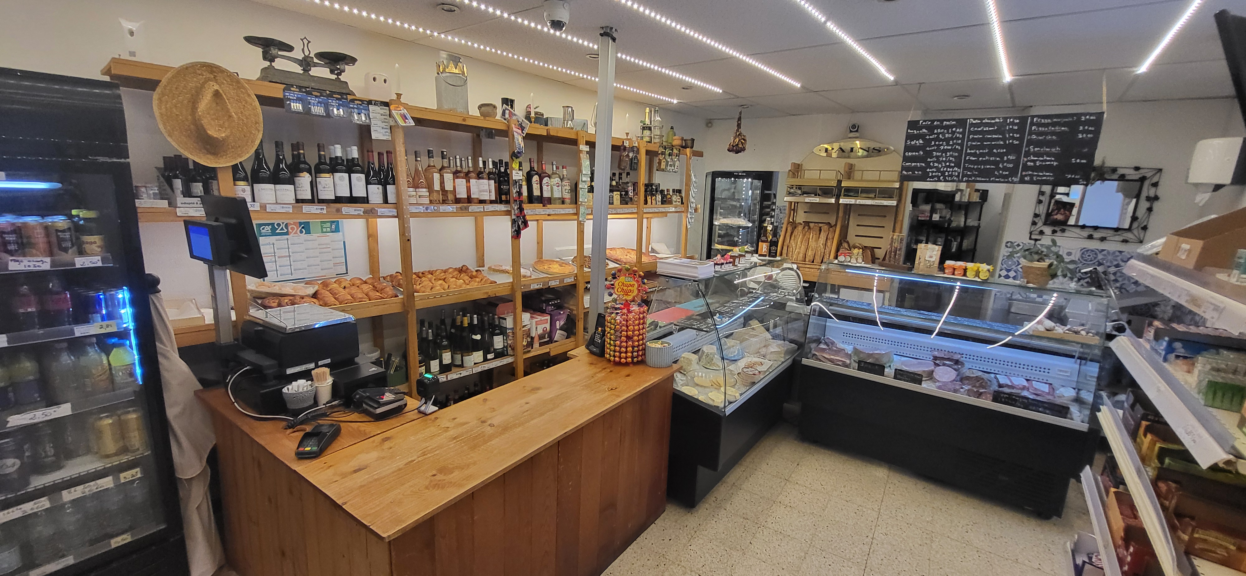 Vend fond de commerce
A st sauveur sur tinee (40mn de nice)
Epicerie multiservice 
Point chaud/fruit er légumes/charcuterie et fromages a la coupe 
Commerce de 100 m2
50 vente/50 reserve 
Situe sur la m2205 route des stations du mercantour et croisement essentiel du GR5. 
Le commerce est situé face au gîte d étape. Au cœur du village. 
2 parking public à proximité 20 et 50m.
Clientèle locale ainsi qu une clientèle de passage saisonnière régulière l été avec les randonneurs cyclistes et motards via GR5 et les différents cols a proximité. 
L hiver puisque la m2205 desser les stations de Roubion Isola2000 Auron et St Dalmas le Selvage