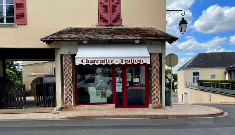 Dans une commune de 1400 habitants entouré par la Champagne Berrichonne, aux portes de la Sologne, Graçay est niché au cœur d’un écrin végétal et proche de l’eau.
A 2h au Sud de Paris avec un accès direct à l’autoroute A20, l’échangeur se situant à 5 kms, Graçay est au centre de nombreuses communes rurales et sa zone d’intérêt rayonne sur 9 communes. Les communes les plus importantes sont Vierzon, Châteauroux, Bourges, Romorantin. 
Son cœur de bourg dynamique est riche de nombreux commerces de proximité, (boulanger, boucher, épicerie, 2 coiffeurs, pharmacie, une supérette, bricolage, antiquité, 3 bars, tabac presse loto Pmu, 3 restaurants…) des artisans Maçons, électriciens, Plomberie et un beau marché de plein vent tous les jeudis.
La Commune de Graçay compte un groupe scolaire primaire et maternelle, un centre socio-culturel, une salle des fêtes, un gymnase, terrain de sport et espace de loisirs avec piscine, un camping, une quarantaine d’associations culturelles ou sportives et des animations de territoire récurrentes comme la Foire aux Trufiaux.
De nombreux services à la population sont disponibles sur place notamment une agence postale, un cabinet notarial, un cabinet d’infirmiers, des professions paramédicales et un Ehpad qui accueille jusqu’à 102 résidents (en longs ou courts séjours), 
A VENDRE FOND DE BOUCHERIE CHARCUTERIE TRAITEUR (retraite) dans le centre de Graçay. Recommandé par Le Petit Futé depuis 2007. Médaille d’Or du boudin au concours international de Mortagne au Perche et nombreuses spécialités.
ENTIÈREMENT ÉQUIPE, le fond est constitué en rez-de-chaussée,  d’une boutique avec vitrine réfrigérée, et caisse.  LABORATOIRE équipé,  cuisine, 2 chambres froides et un bureau. Un Cellier, douche, wc constitue le reste du rez-de-chaussée. A L’ÉTAGE,  une salle de repos rénovée avec WC, 2 autres pièces à rénover et grenier - ancienne réserve - ancien laboratoire - cave 
UN ÉQUIPEMENT MATÉRIELS COMPLET nécessaire à la bonne continuité du commerce et du matériel de traiteur (partie à développer) constitue le fond de commerce. (détails sur place)
Local appartenant à la Commune LOYER 400€/mois 
PRIX DE VENTE FOND 50 000€ 
Contact : Comptoir du Commerce et de l’Artisanat de Vierzon Sologne Berry 
06 49 58 07 86  h.ferreire@cc-vierzon.fr