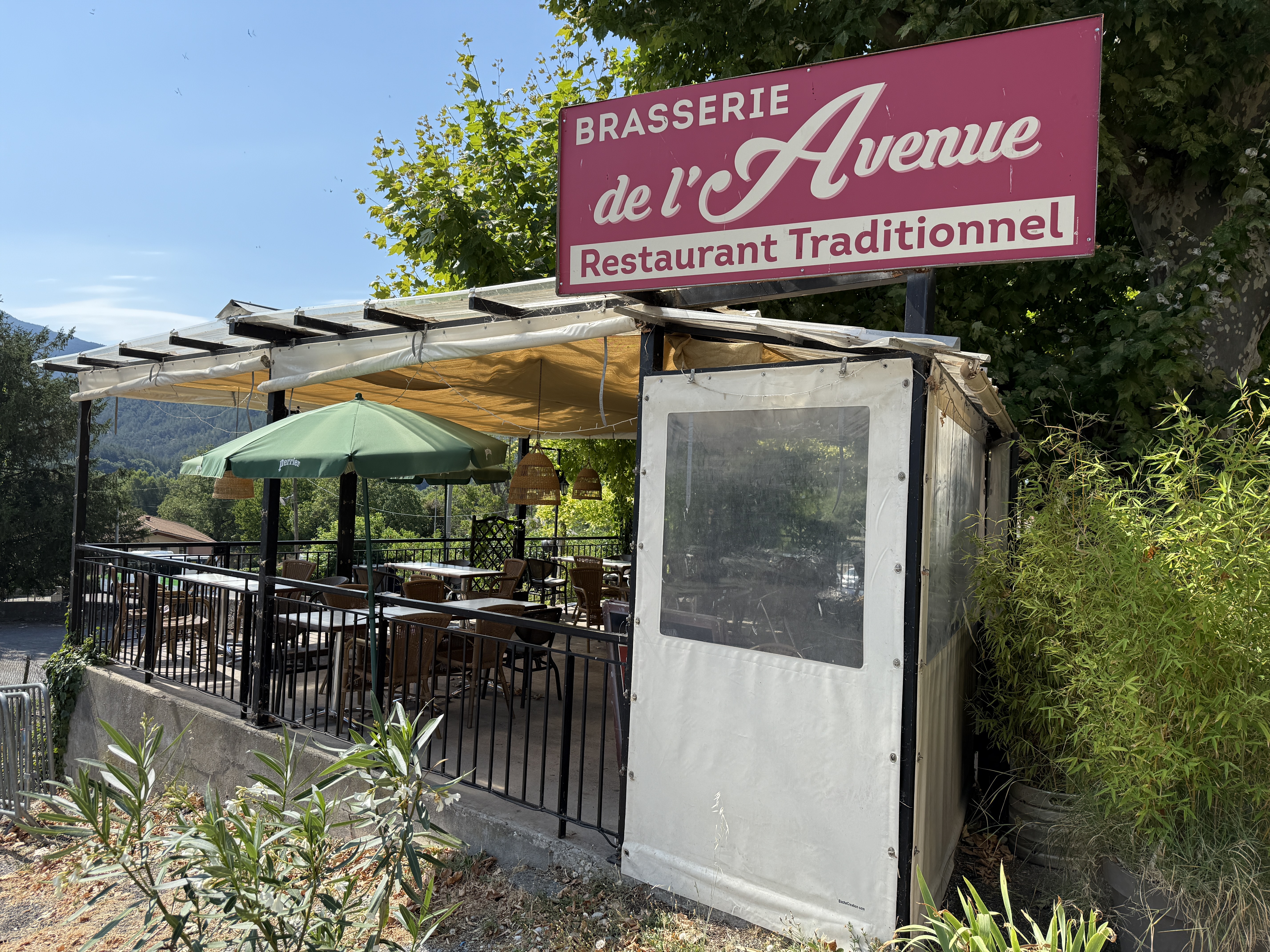 A vendre pour cause départ à la retraite, Fonds de Commerce situé sur la commune dynamique de MEZEL, à 15 minutes de la préfecture des Alpes de Haute Provence.
La Brasserie dispose d’un emplacement privilégié situé au cœur du village avec divers parking gratuits à proximité.
L’établissement est entièrement équipé dont un four à pizza et propose 20 couverts en salle et une belle terrasse ombragée extérieure de 60 places.
Au sous-sol le local dispose de 2 caves et à l'étage un appartement T3 à rafraîchir.
Licence IV.
Clientèle du secteur fidélisée, et fort passage en saison (route du lac de Sainte Croix et des Gorges du Verdon).
Idéal pour un couple.
Belle affaire, saine, à fort potentiel.
Bail 3/6/9, Loyer faible de 690 euros/mois.
Prix : 75 000 euros