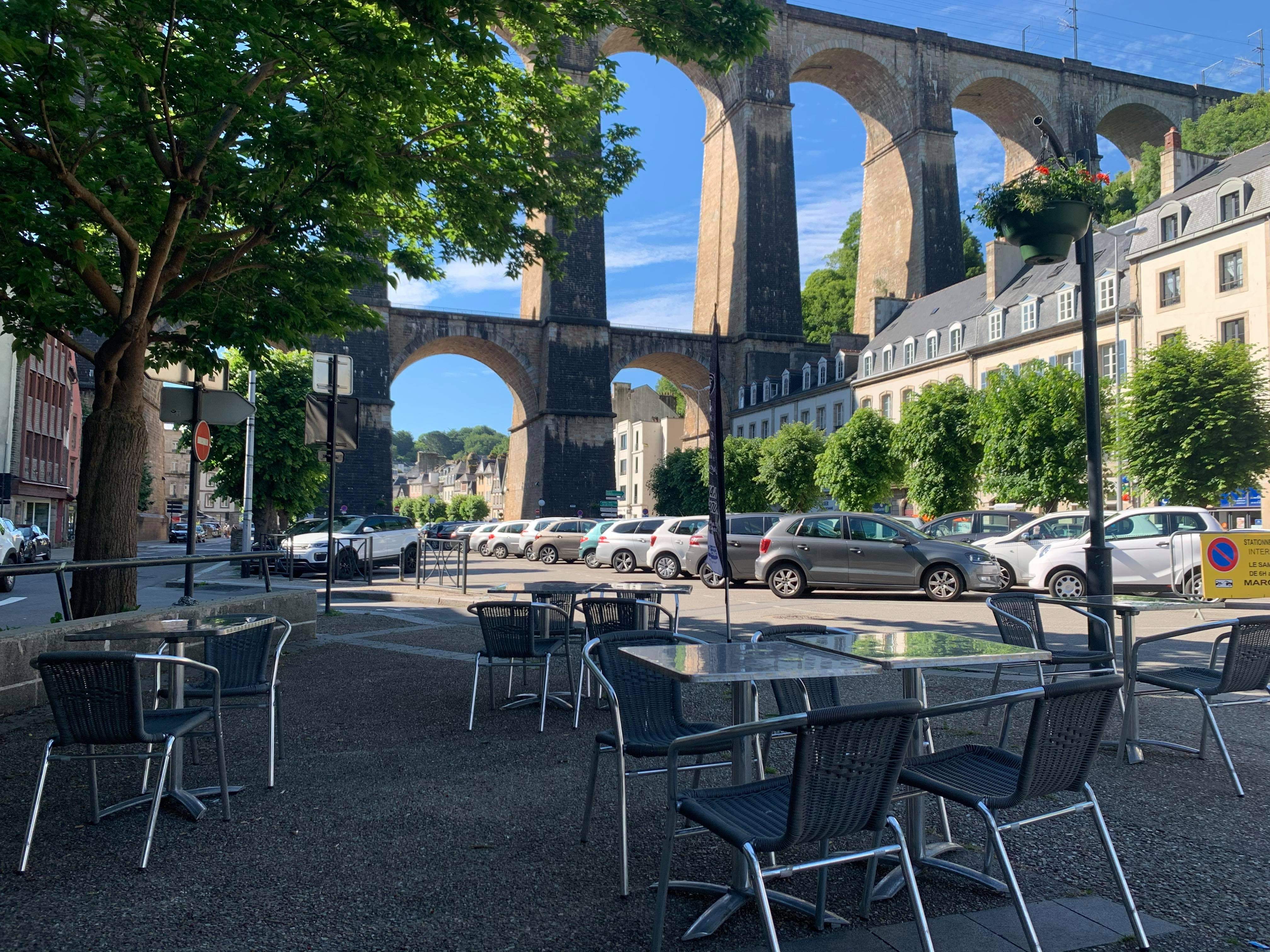 Fonds de commerce, restauration, restauration rapide 200 m² MORLAIX  

Opportunité rare à saisir au cœur de Morlaix ! Situé à proximité immédiate du centre-ville, du SEW, du port et de l'IUT, cet établissement bénéficie d'un emplacement stratégique et en plein essor. C'est un véritable outil de travail clé en main, avec une salle moderne et deux terrasses offrant un cadre agréable à vos clients, que ce soit pour une consommation sur place ou à emporter. Très bon chiffre d'affaires. L’établissement est conforme à toutes les normes en vigueur, offrant une base solide avec un fort potentiel de développement. Le secteur de la restauration rapide étant en constante progression, cette affaire représente une excellente opportunité pour un projet ambitieux. 
Ne manquez pas cette occasion de devenir propriétaire d'un fonds de commerce bien implanté avec une rentabilité à faire progresser. 

Pour plus d’informations et pour organiser une visite, contactez-nous dès aujourd’hui.  

Les informations sur les risques auxquels ce bien est exposé sont disponibles sur le site Géorisques : www.georisques.gouv.fr 
Prix de vente honoraires d’agence inclus : 144 500 € HT + 2 890 € TVA, soit 147 390 € TTC 
Prix de vente hors honoraires d’agence : 130 050 € HT + 0 € TVA, soit 130 050 € TTC Honoraires d'agence : 14 450 € HT + 2 890 € TVA, soit 17 340 € TTC (13.33 % TTC du prix de vente hors honoraires d'agence) Honoraires charge acquéreur  
  
Surface : 200 m² Non soumis au DPE Prix du bien : 144500 €
Prix du bien hors honoraires : 130050 € 
Honoraires TTC : 11.11 % soit 14450 € 
Honoraires à la charge de l'acquéreur 
Consommation énergie primaire : NS kWh/m²/an 
Consommation énergie finale : Non communiqué