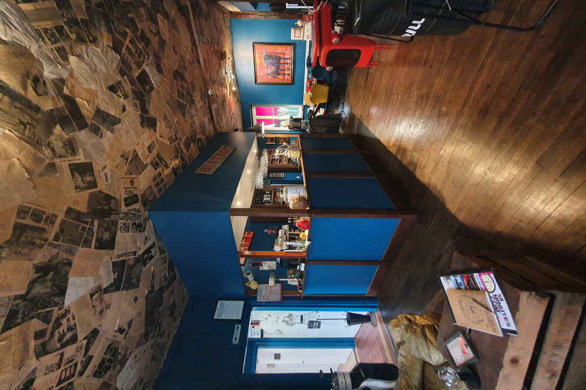 A vendre cause retraite, les murs et le fonds de commerce du restaurant "Le grill" situé à Decize. 
Bella affaire avec clientèle fidèle. 

Le Grill est un restaurant qui se caractérise par une grande salle décorée « campagne chic » avec coin salon et cheminée. Il propose des spécialités de viandes sur grill, pizza au feu de bois et plats familiaux. Aux beaux jours la terrasse et son parc ombragé offrent un espace de quiétude en plein c?ur de ville. Un espace bar cosy  complète le tout.  

?	Restaurant et cuisine : 150 m² entièrement refaits et aux normes (électriques, accessibilité, handicape?)
La salle de restaurant permet de recevoir 50 couverts. La terrasse abritée accueille aux beaux jours 60 couverts sur un terrain clos et arboré de 300m². Une structure pour enfants est également installée. 

?	Logements : de 150 m² au-dessus de l?établissement également refait à neuf avec climatisation, fenêtres et volets électriques (suite parentale avec dressing, 2 chambres, séjour / salon avec cheminée...). L'étage comprend également un studio indépendant avec kitchenette et salle d'eau (idéal pour apprenti). 

Aucun investissement à prévoir. Les locaux ont été entièrement refaits récemment. L?ensemble du matériel et des équipements neufs restent. 

Pas de personnel à reprendre.