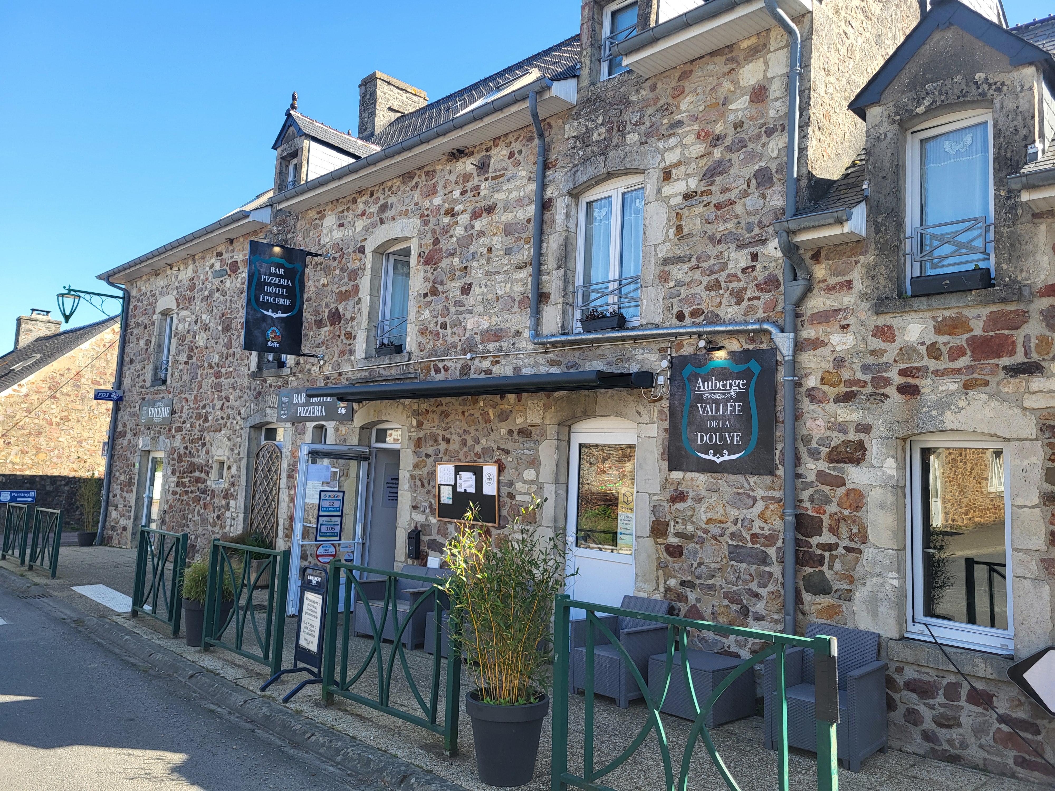 Auberge rurale, multi service. Bar restaurant. Epicerie. Journaux. Pain. Distributeur automatique de plat cuisinés. 5 chambres. 1 appart'hôtel