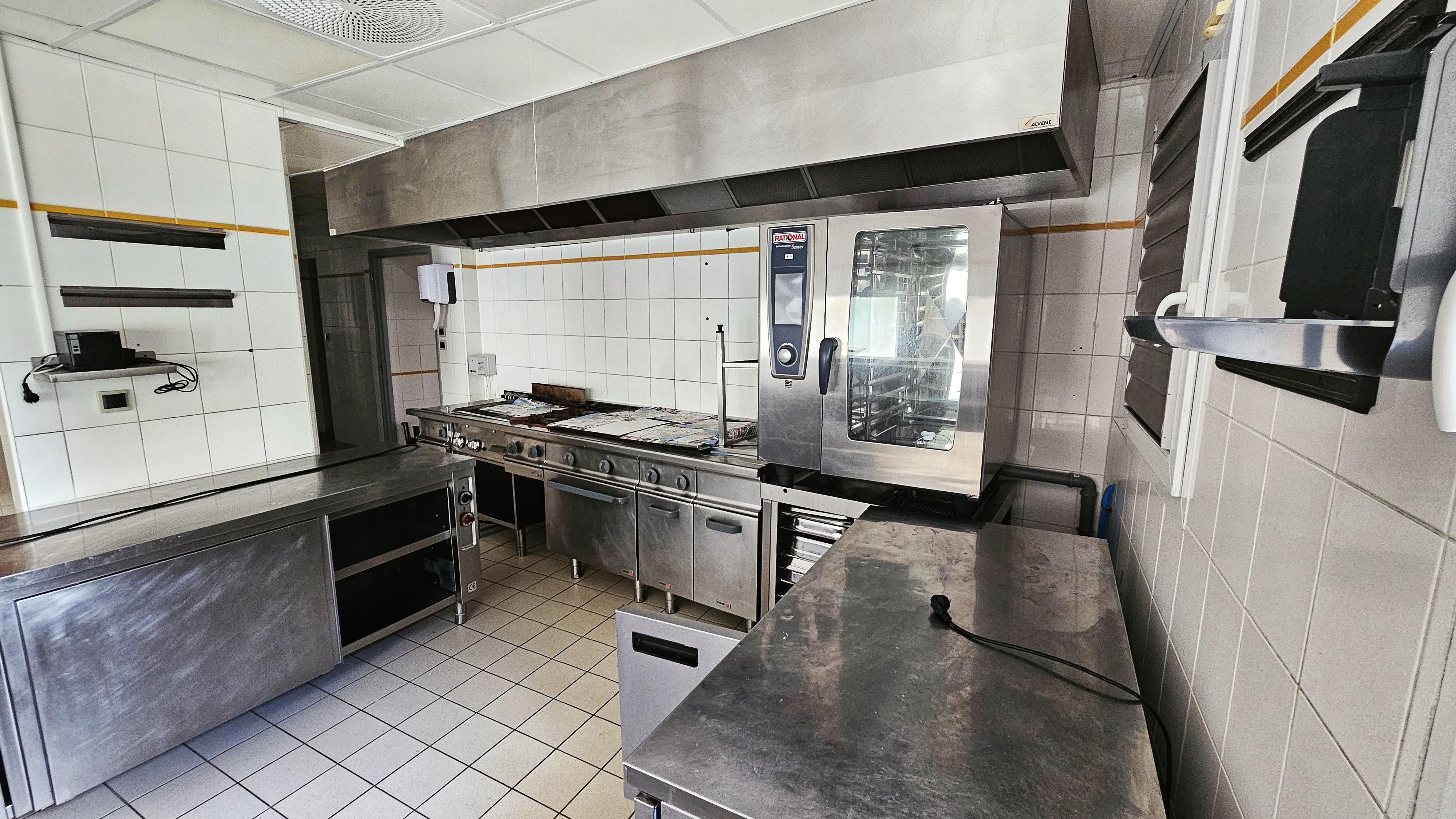 TRES BELLE OPPORTUNITE Brasserie sur CADEN, sud Morbihan (pas de fond de commerce à racheter). Grande cuisine entièrement équipée (zone froid, zone chaud, ligne de plonge…), bureau, salle bar (25 m2), double salle de restauration meublée (100 m2 environ) , mises aux normes en cours de validité, grande cave sous-sol, accès livraisons...Capacité de plus de 100 couverts, notamment grâce à sa terrasse (60 m2 environ) et une possibilité de terrasse supplémentaire côté village (sur demande auprès de la mairie). La mairie de la très agréable petite commune de CADEN, propriétaire du bâtiment, met un point d’honneur à préserver ces commerces. C’est grâce à l’attention portée à l’entretien des bâtiments qu’elle loue et à ses loyers attractifs que le bourg est dynamique. En plus d’offrir de nombreux services à ses habitants (école, épicerie, boulangerie, pharmacie, cabinet médicale et dentaire, boucherie, bar, salon de coiffure...), le village est idéalement situé sur l’axe Redon Vannes, proche du village touristique de Rochefort en Terre et à moins de 30 min de la côte. De nombreux producteurs et artisans font également la fierté de ce territoire. La mairie s’étant portée acquéreuse des équipements du restaurant pour favoriser une reprise rapide, un forfait de location de ce matériel est à prévoir ( 200 euros HT/mois) . Afin de favoriser une implantation dans le temps, le loyer est de 700 euros HT mensuel la première année puis 100 euros de plus en N+1 et ainsi de suite jusqu'à 1000 euros HT mensuel plafonné en N+3. Au vue de cette opportunité, qu’elle sait avantageuse, la mairie souhaite pouvoir étudier plusieurs offres de reprise. Soumettez votre projet et/ou demandez plus de détails : mairie.caden@wanadoo.fr