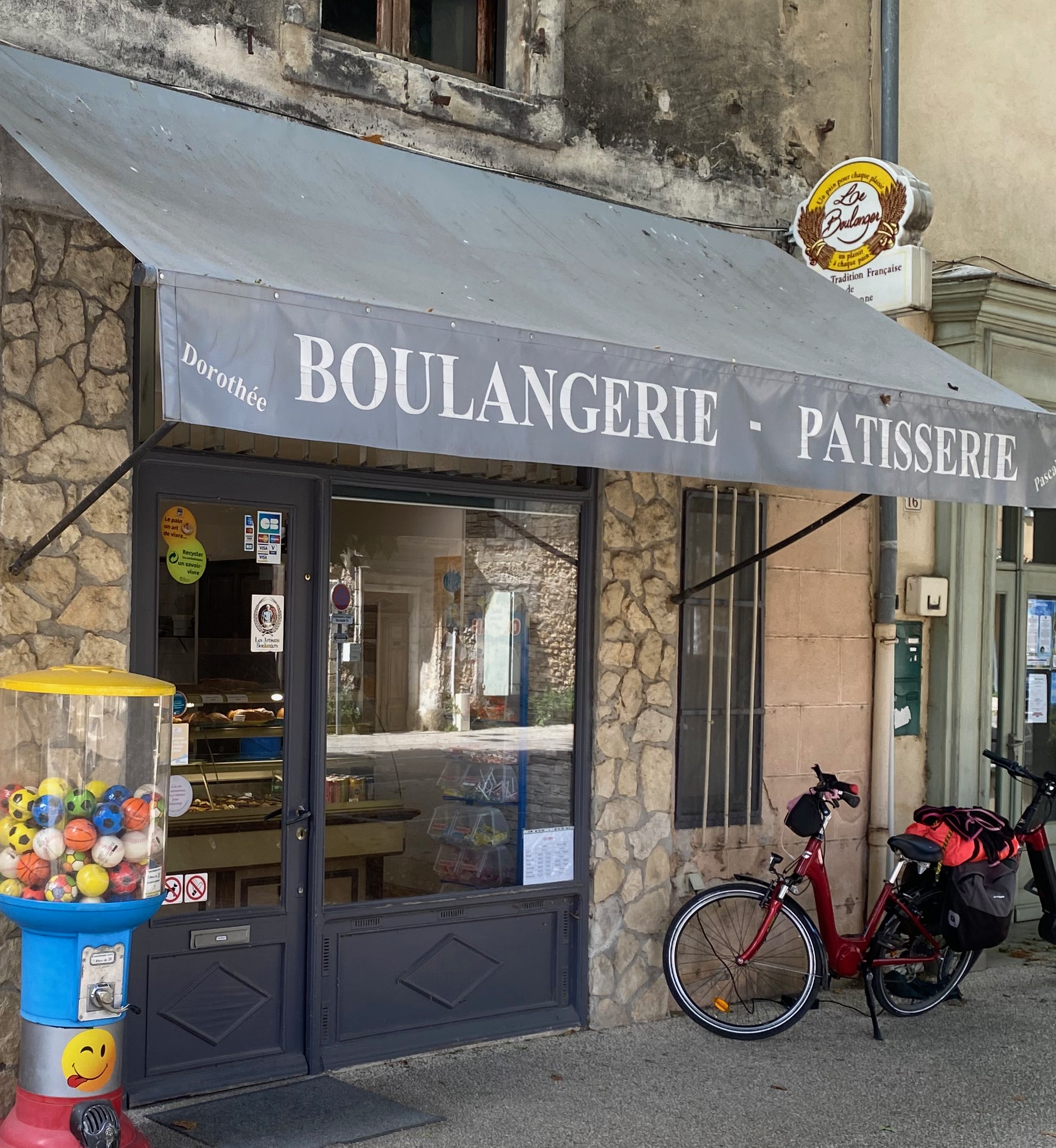À VENDRE – Fonds de commerce Boulangerie-Pâtisserie – Mornas (84)

Belle opportunité pour artisan boulanger-pâtissier ou couple souhaitant reprendre une affaire saine et rentable. 
Vente pour départ à la retraite. 

Située au cœur du Vaucluse dans un village touristique, cette boulangerie-pâtisserie bénéficie d’une clientèle fidèle et régulière ainsi que d’un emplacement de proximité apprécié. 
Le flux touristique très important représente une réelle opportunité de développement pour ce commerce (partie snacking, sandwicherie, glace, …) 

Local fonctionnel avec espace de vente et laboratoire
Affaire exploitée avec un rythme de travail équilibré
Fournil bien équipé avec four neuf 5 bouches, grand pétrin, 3 chambres de pousses (une dédiée à la pâtisserie), tour réfrigéré et labo pâtisserie séparé. 
Loyer très faible : moins de 700€/mois.  

1 jour de fermeture hebdomadaire
3 après-midis de fermeture par semaine

Les atouts : 
Faible loyer
Clientèle locale fidèle
Affaire saine et bien implantée
Potentiel de développement sur le snacking, la restauration rapide et les tournées
Parkings à proximité

Une affaire idéale pour une première installation ou pour développer une activité artisanale dans un cadre de vie agréable.

Prix de vente :  € 

Renseignements complémentaires et visites sur rendez-vous. Confidentialité assurée.Cause retraite.