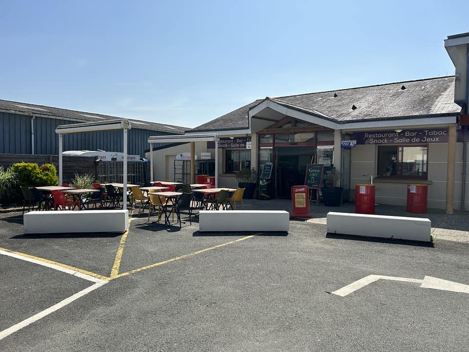 BAR RESTAURANT, AVEC LICENCE 4, DEBIT DE TABAC ET FRANÇAISE DES JEUX, situé sur la commune de Champ sur Layon, au cœur d’une commune dynamique d'environ 1000 habitants. La commune est située au cœur des Coteaux du Layon, cela confère au bar/restaurant une position stratégique et une grande visibilité du monde agricole et artisanal.
Une boulangerie, un salon de coiffure, et un garage sont aussi implanté autour.
Situé au cœur de la commune, cet établissement est une opportunité en l'absence de concurrence. Il est un pôle essentiel de la commune, par le développement d’autres services et la création d’animations. 
Ideal pour un couple, un logement est mis à votre disposition à l’étage
Au rez-de-chaussée, vous aurez à votre disposition une salle pouvant accueillir jusqu’à 50 couverts donnant sur une très belle terrasse pouvant acceuillir + 50 couverts en été. 
La cuisine est installée et aux normes. Une grande réserve est attenante à la structure.
A l’étage, le logement (inclus dans le bail) se compose de 3 chambres, d’une salle de bain, une pièce de vie et cuisine séparée aménagée et équipée avec arrière cuisine. Le tout avec balcon. 
Vous disposerez de 80 m2 d’habitation et de 235 m2 pour le commerce.
La volonté de la commune est que cet établissement soit en place très rapidement. La restauration et le bar étant des activités importantes pour ce projet, nous valorisons les expériences en restauration. Nous recherchons avant tout des personnalités garantissant la convivialité du lieu, capables de coconstruire les services de proximité répondant aux besoins identifiés en lien avec la commune, en adhésion avec ses valeurs. Des qualités de gérant, de commerçant ainsi qu’une réelle volonté d’entreprendre sont clés pour ce poste. Le loyer est de 8776,20€ annuel, hors droits, taxes et charges (bail commercial licence 4+ Tabac +FDJ +logement).
Le cout du bail,  9 ans (du 01/10/2023 au 30/09/2032) chez le notaire sera aussi à votre charge (environ 400€).

Profil recherché :

.Vous souhaitez vous engager en faveur de la ruralité
.Vous justifiez d’une expérience significative dans le secteur de la restauration et maitrisez les techniques culinaires essentielles, ainsi que les normes d’hygiène et de sécurité
.Une carte simple en favorisant le « fait maison »
. Vous êtes disponible et prêt à vous engager dans une démarche entrepreneuriale afin que le projet prenne corps au sein du village
. Vous avez des bases solides en gestion et faites preuve de rigueur et d’organisation
.Vous êtes fédérateur et maîtrisez les outils de communication
.Vous êtes motivé, sérieux, adaptable, proactif
.Vous savez gérer des situations difficiles en gardant votre sang-froid
. Vous remplissez les conditions liées à l’octroi d’une licence de débit de boissons (licence IV), du débit de tabac et de la française des jeux.