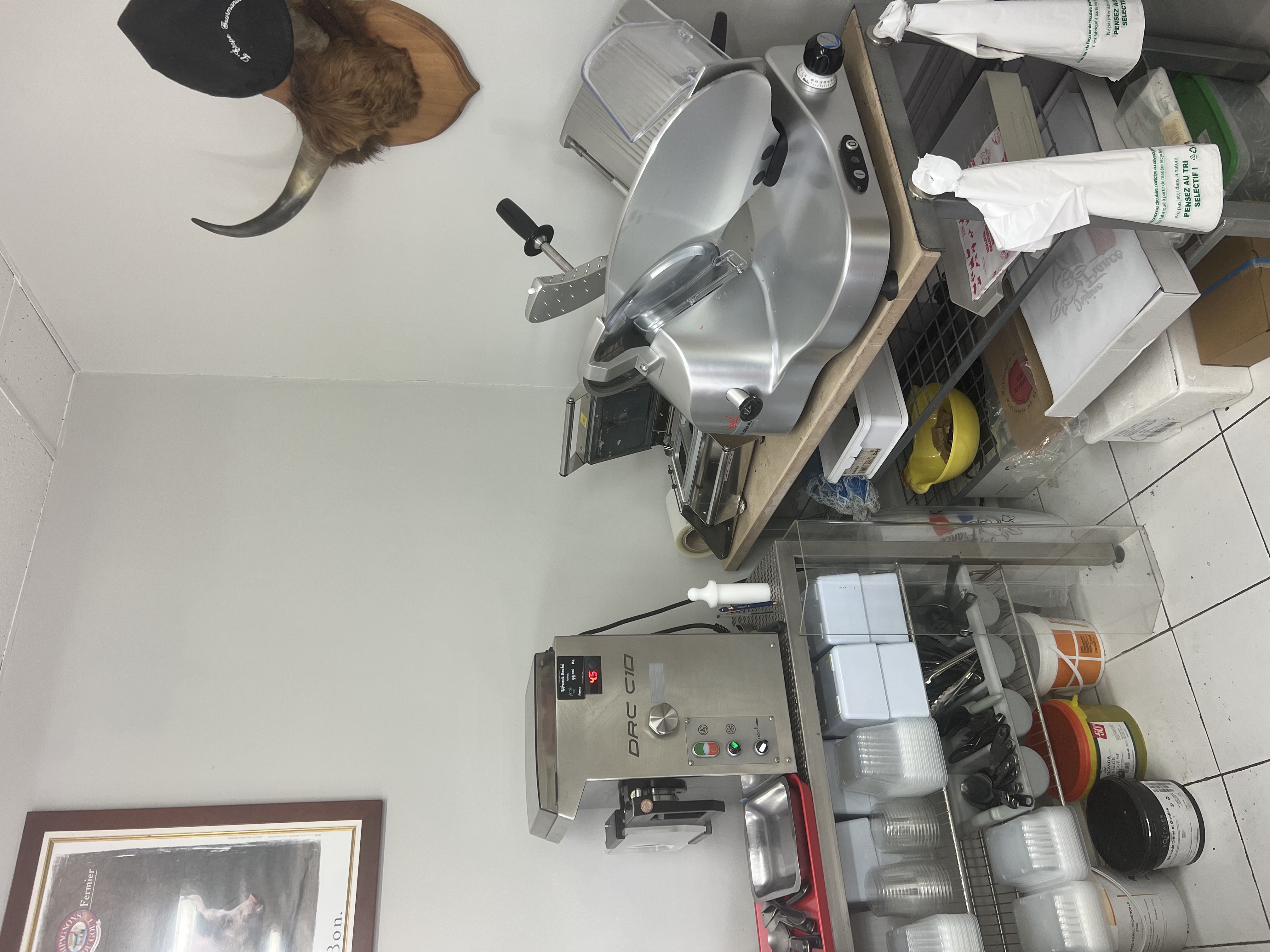 6.15 mètres de vitrines en 3 sections 
Machines à sous vide 
Scie electrique
Poussoir hydraulique 
Toucan 40 L 
Trancheuses à jambon neuf chambre froide neuf 
2 groupes extérieurs neuf (  vitrine et chambre froide )
Pas de concurrence 15 km autour 
Très bon état général