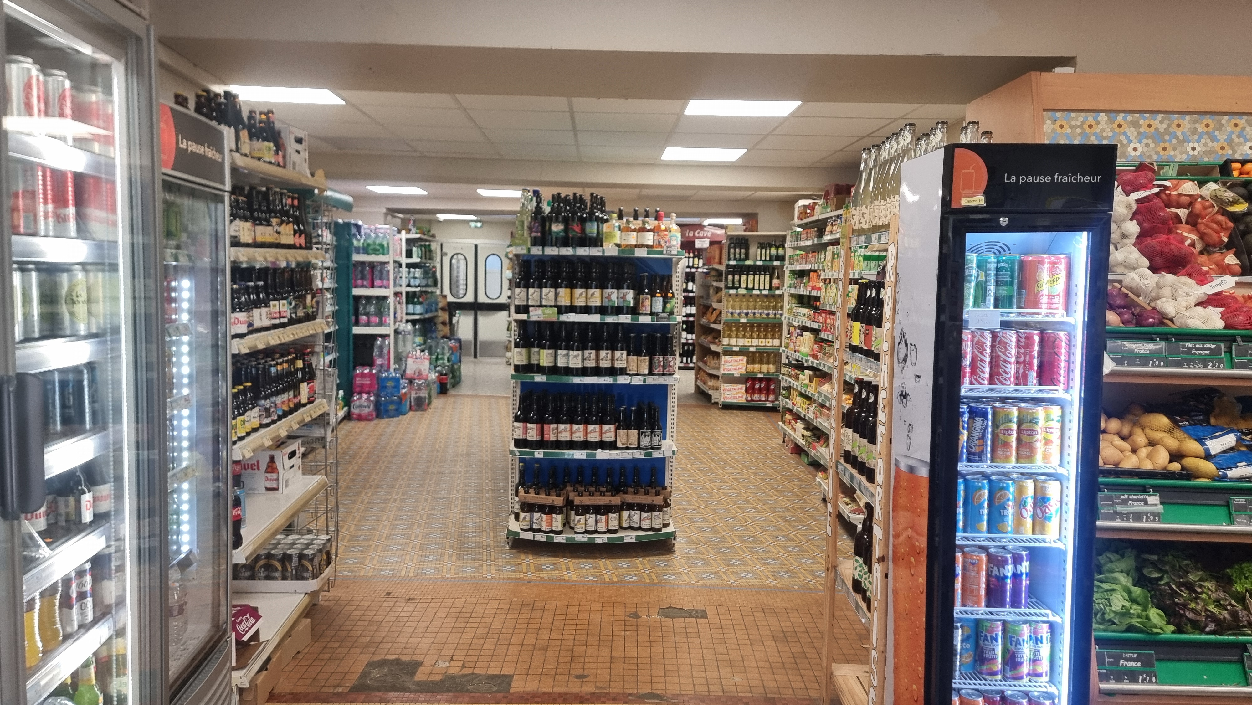 Vends  fond de commerce Alimentation, supérette  8 à  huit
De 156m carré  sous franchise Carrefour
160000 euros ..
Magasin rural ....pas de concurrence directe
Passage Carrefour Express prévue avec les nouveaux acquéreurs 
...nous arrêtons après 24 ans d'activités pour des problèmes  de santé