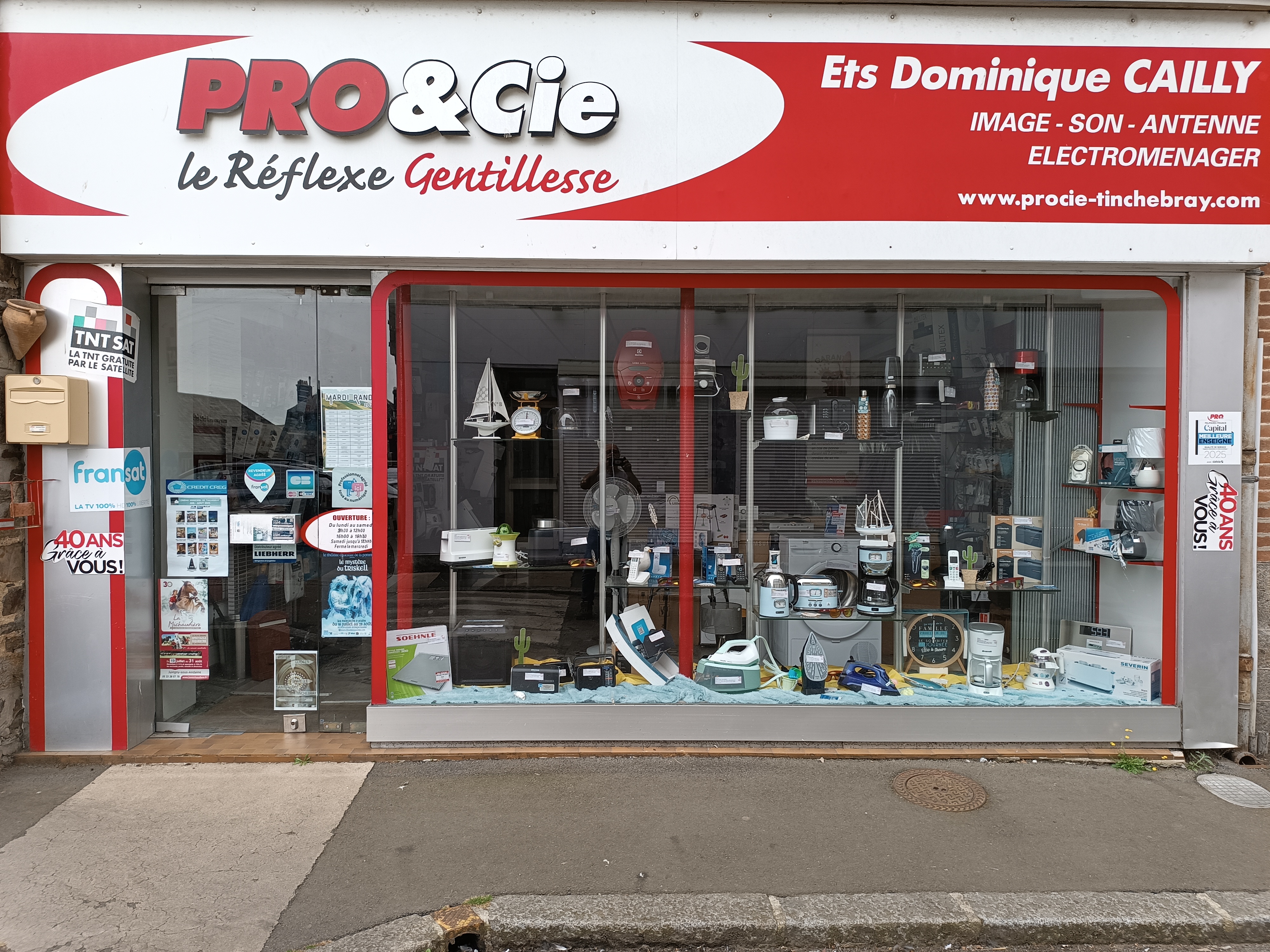 Fonds et murs de commerce de vente et réparation
électroménager,
 TV,  
Antennes terrestres et satellites 
Magasin de 46m²
Présentoirs
atelier de  18m²
réserve de 25m²
présentoirs
1er étage appartement de 60m² partiellement équipé
grenier aménageable 
Atelier équipé
Terrain arboré et clos de 150m²

Possibilité de garage 50m² avec électricité
+  étage 50m² ( vendu 20k€)
possibilité de véhicule type Kangoo ze