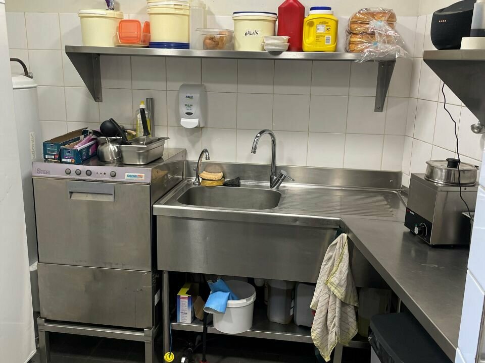 Découvrez ce local commercial de 47,35 m² à vendre. Idéalement situé sur un axe très fréquenté entre Brive-La-Gaillarde et Malemort, à proximité immédiate d’une zone d’entreprises dynamique et d’un lycée, ce local bénéficie d’un emplacement stratégique avec un fort passage tout au long de la journée. Avec une activité en pleine croissance depuis son ouverture, le commerce doit malheureusement être cédé pour des raisons de santé. C’est une belle opportunité à saisir pour lancer ou développer votre activité dans la restauration rapide : burger, kebab, pizza, poké tout est possible !