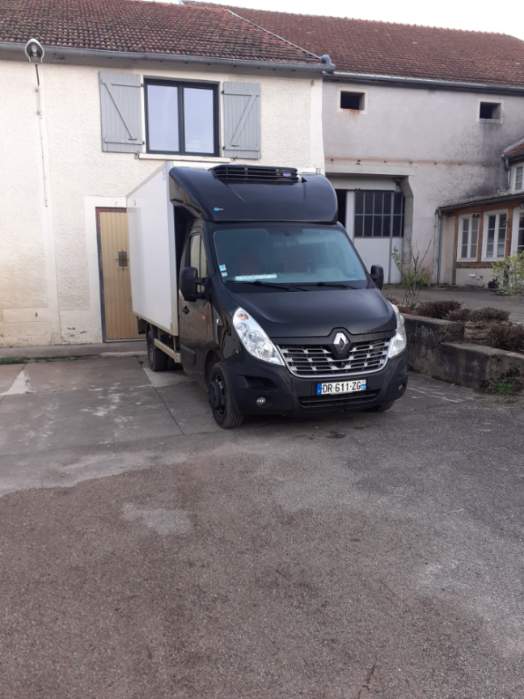 Cession de titres de société d' une entreprise familiale reconnue située à Vesvres-sous-Chalancey, implantée depuis plus de 45 ans dans un environnement rural dynamique. L’activité repose sur une clientèle fidèle et diversifiée, desservie en vente ambulante dans plusieurs villages du secteur.

La cession intervient dans le cadre d’un départ à la retraite incluant la clientèle, le matériel, ainsi que l’ensemble des éléments nécessaires à la poursuite immédiate de l’activité.

Vente ambulante de fromages, produits de crèmerie, complétée par une offre d’épicerie et de charcuterie. Deux tournées régulières : 4 jours/semaine et 5 jours/semaine.

 Environ 2 100 clients par mois, clientèle stable, attachée au service et facilement renouvelable.

Chiffre d’affaires : 687 800 €.

Activité offrant un cadre de travail varié, convivial et propice au développement (création de nouvelles tournées, élargissement de gamme, partenariats locaux…). 

Matériel complet, entretenu et immédiatement opérationnel :

Camions magasins (2021) – très bon état.

2 camions magasins équipés : Vitrine 4 mètres. Vitrine arrière réfrigérée. Armoire réfrigérée 4 portes. Étagères Froid roulant + secteur.

1 camion frigo caisse carré avec étagères.

Équipements professionnels : 2 balances poids/prix Precia Molen programmables, 2 trancheurs à jambon, Matériel de coupe divers, Transpalette manuel élévateur.