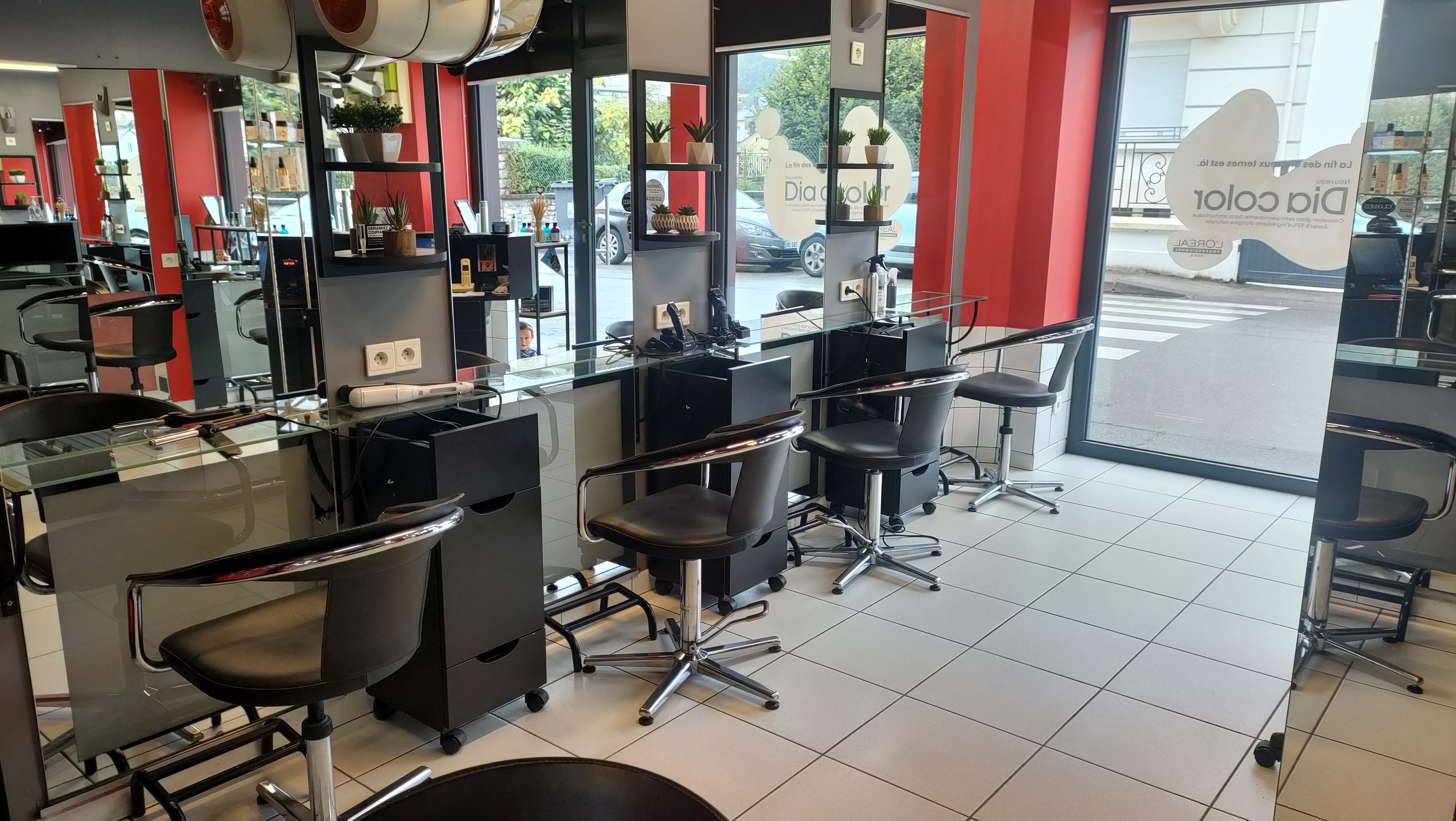 A vendre, Bort les Orgues, cause retraite,salon de coiffure idéalement situé, proche commerces, facilité de stationnement - surface 35 m2,avec stockage et toilettes, aux normes accessibilité, avec vitrine et store neuf (février 2022) matériel complet dont 8 postes de coiffages, et 3 bacs-bail bail commercial avec loyer 245€/mois -CAHT au 31/12/2023de 32 786€- sans salarié- Prix du fond de commerce 15 000€