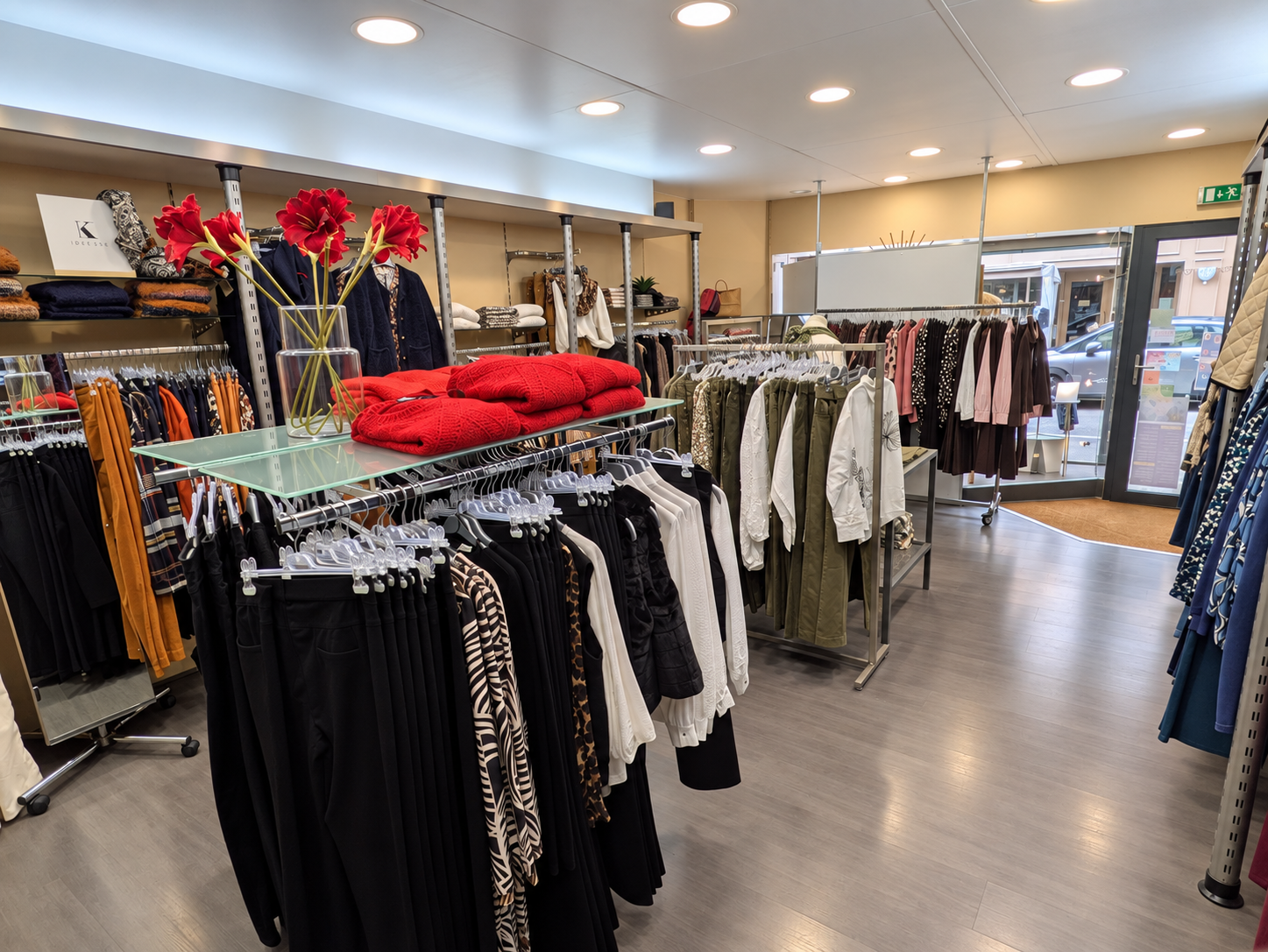 Vente d'un fonds de commerce de prêt-à-porter & accessoires féminins, idéalement situé au cœur de la rue Pasteur, principale artère commerciale du centre-ville de Landivisiau. Bénéficiant de nombreuses places de stationnement gratuites dans la rue, et située à proximité de nombreux commerces et services, cette boutique multimarques indépendante, saine et rentable, représente une belle opportunité de reprise avec un local entièrement équipé et un emplacement n°1.

La boutique Julie propose une large sélection de collections issues de marques reconnues à l’image de Julie Guerlande, Rabe ou encore Stark, dont l’exclusivité localement assure une clientèle fidèle.

Le local est composé d’un espace de vente de 40m², d’une réserve de 10m² environ, ainsi que d’une vaste arrière-pièce à aménager, avec coin cuisine. L’accès au local est entièrement sécurisé grâce à une grille métallique.

Fonds de commerce : 40 000€ + stocks (valeur actuelle d’environ 40 000€).

Murs commerciaux : disponibles à la vente ou à la location.

Performances commerciales :

CA HT 2025 : 143 600€.
Résultat net 2025 : 24 528€.

Dans le cadre du départ à la retraite de la gérante, installée depuis près de quarante ans, ce commerce bénéficiant d’une excellente réputation sur le secteur, est disponible à la reprise dès à présent, avec un accompagnement à la reprise possible si souhaité.